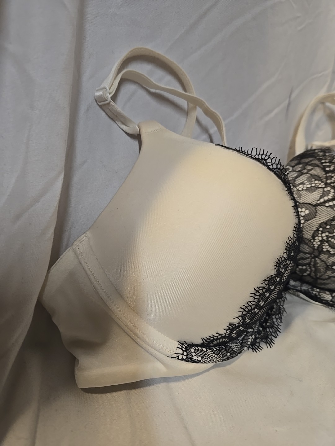 2011 Victoria’s Secret Miraculous Plunge 34B White Blk Lace Trim Bra Rhinestones