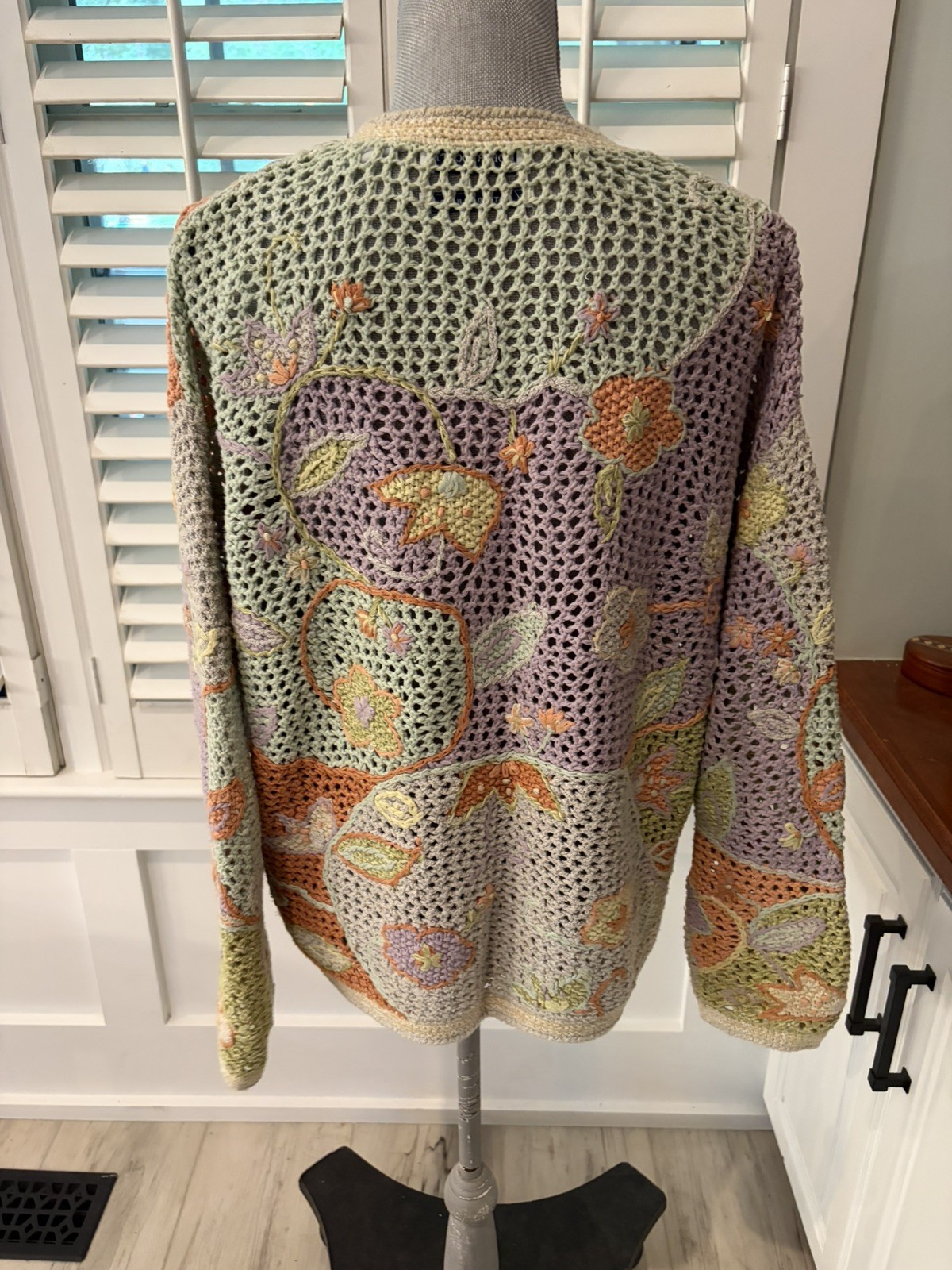 Robert Scott vtg crochet floral cardigan mother of pearl buttons L cottagecore