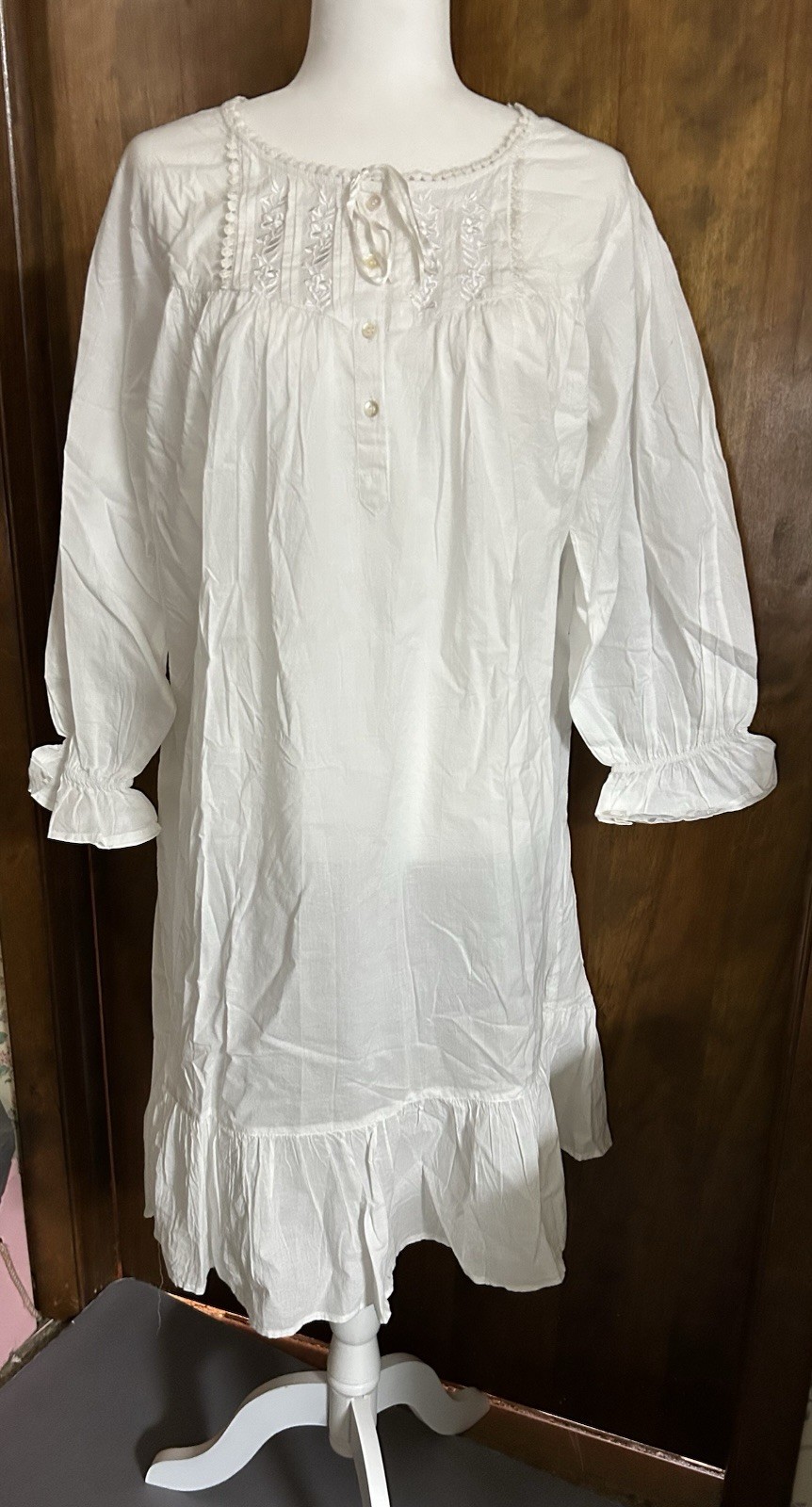 NEW NWT Victorian Classics SZ M White Nightgown w Long Sleeves Lace & Embroidery