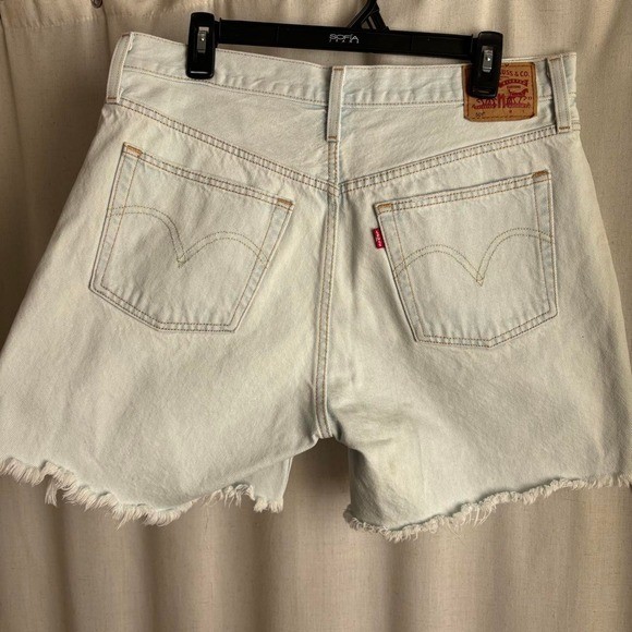 White Levi’s 501 denim shorts size 32 distressed