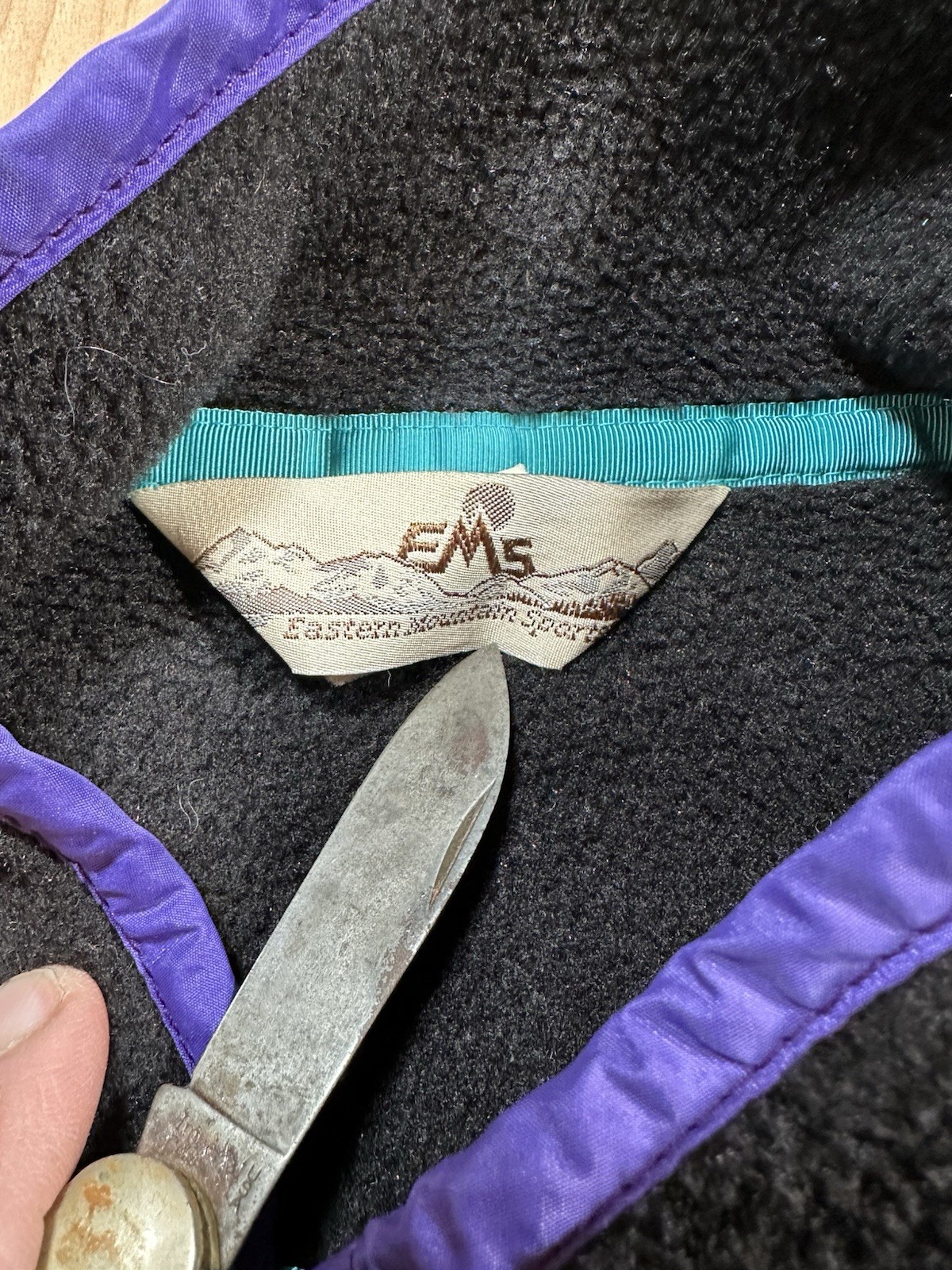vintage 1980’s EASTERN MOUNTAIN SPORTS fleece pullover BLACK womans purple MED