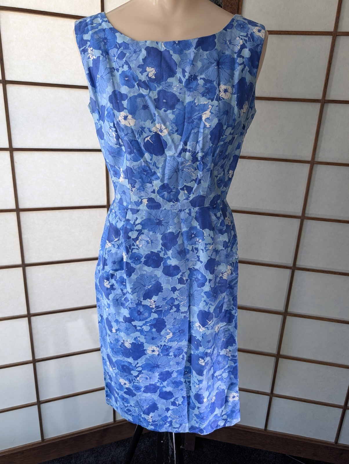 Vintage 60s Blue White Floral Wiggle Sheath Dress Sleeveless Knee Length Sz S/M