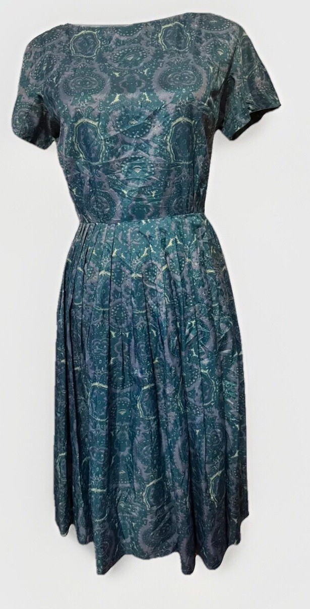 Gilden Paisley Medallion Dress Shimmery Glam Chic Timeless Classic Modest Vintag