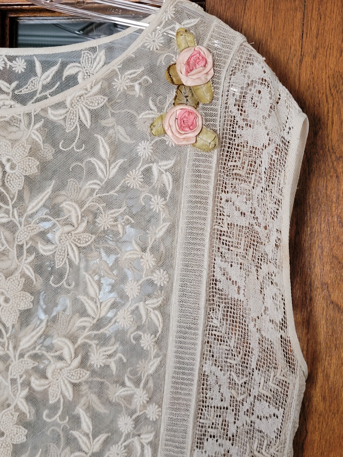 ANTIQUE 1920’S EMBROIDERED NET LACE DRESS FILET LACE & RIBBON ROSES BULLOCKS