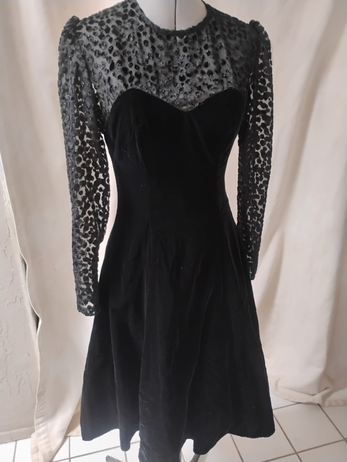 Niki Originals sz 6 Black Velvet Fit & Flair Dress Illusion Neck & Sleeve