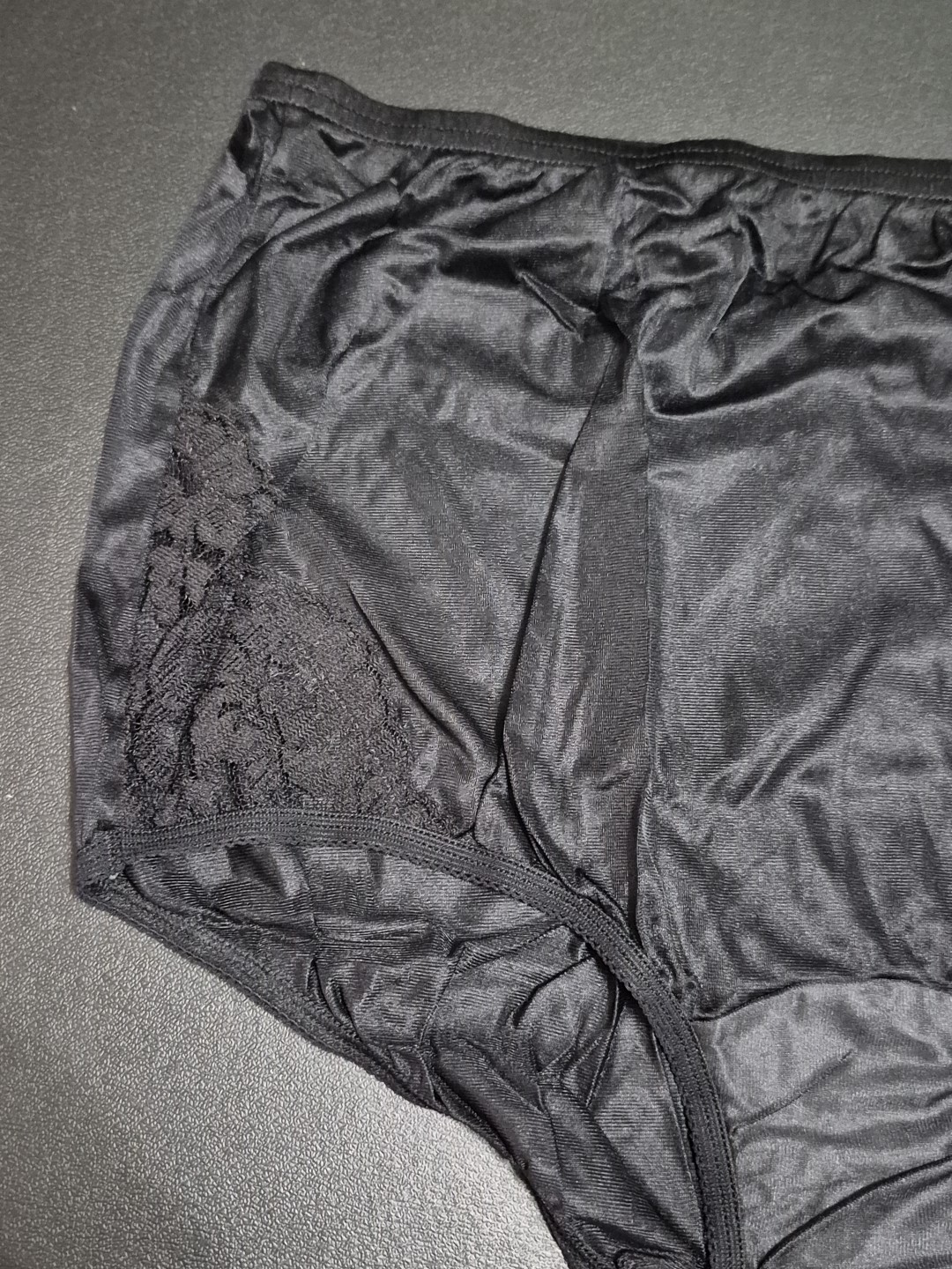 Vanity Fair Women’s Black Full Coverage Nylon Trim Lace Panties Size 7/44