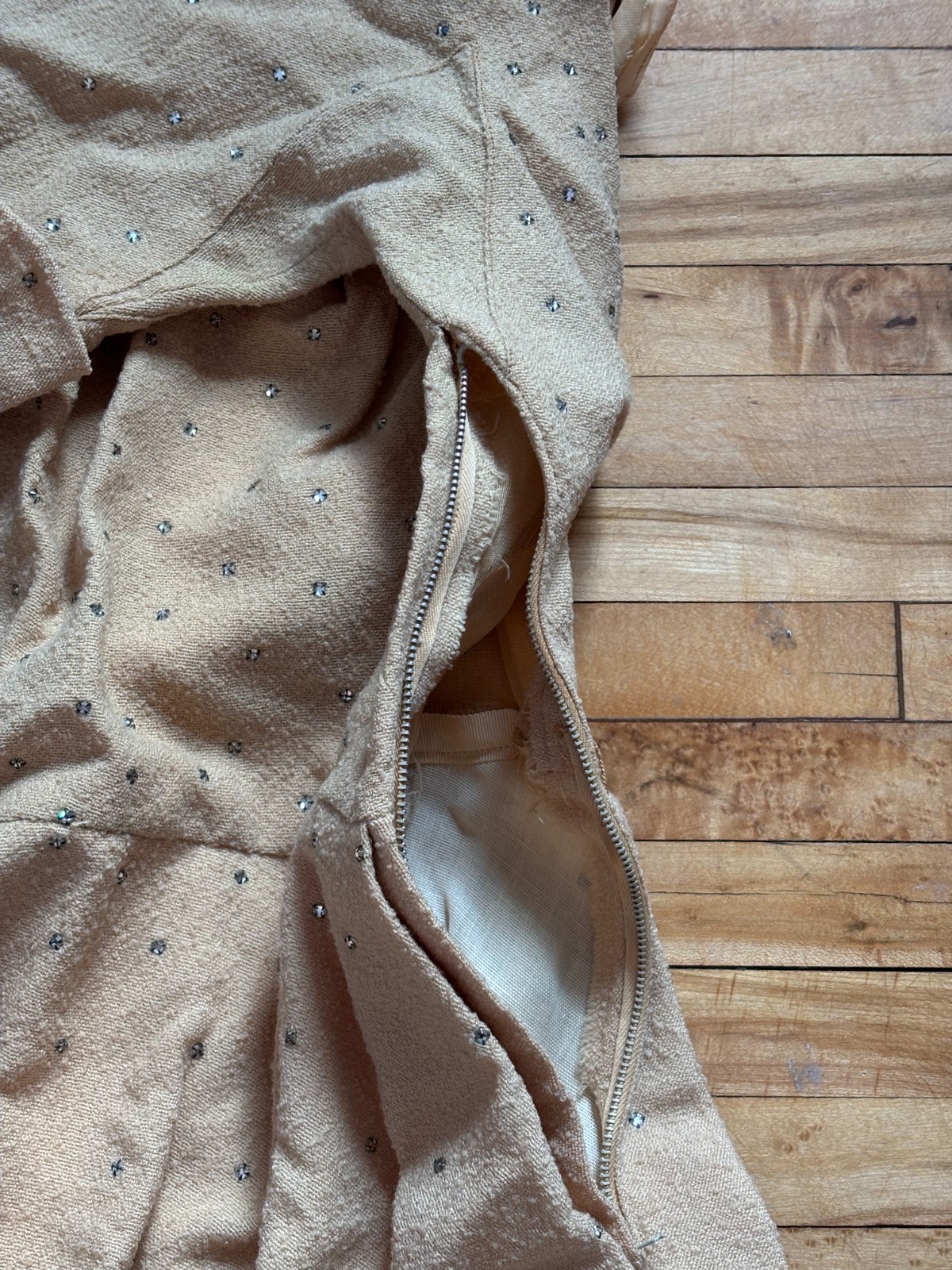 VTG 1950s BEIGE OYSTER WOOL CREPE DRESS WITH RHINESTONES 25″ WAIST