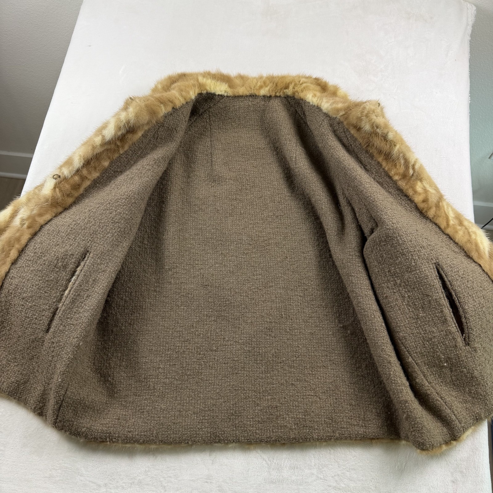 Vintage 1970’s Honey Brown Genuine Mink Fur Coat Womens S/M Luxury Mobwife