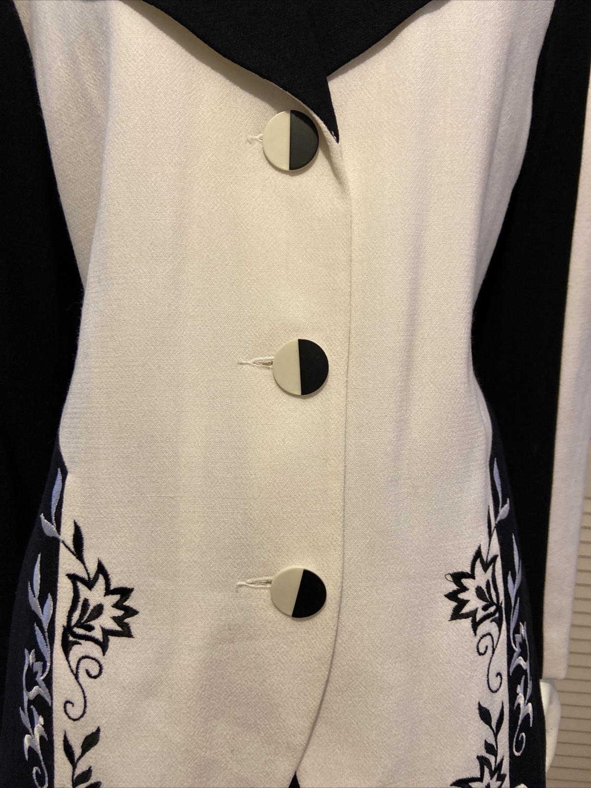 VTG Laura Henson Chic Black & White Embroidered Flowers Blazer/Jacket Sz 8 EUC
