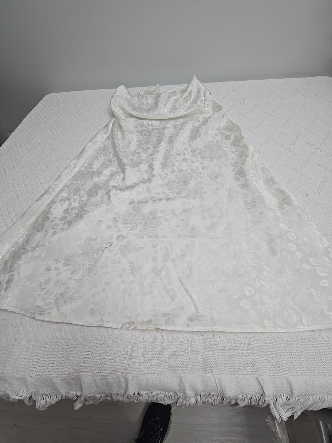 VTG Intimo Amore Med Nightgown Sexy Ruffled bridal Floral Imprint X Back Flares