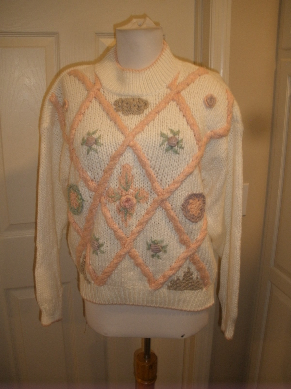 Vtg Women’s Long Sleeve Sweater Top American Weekend L White w/floral design (10