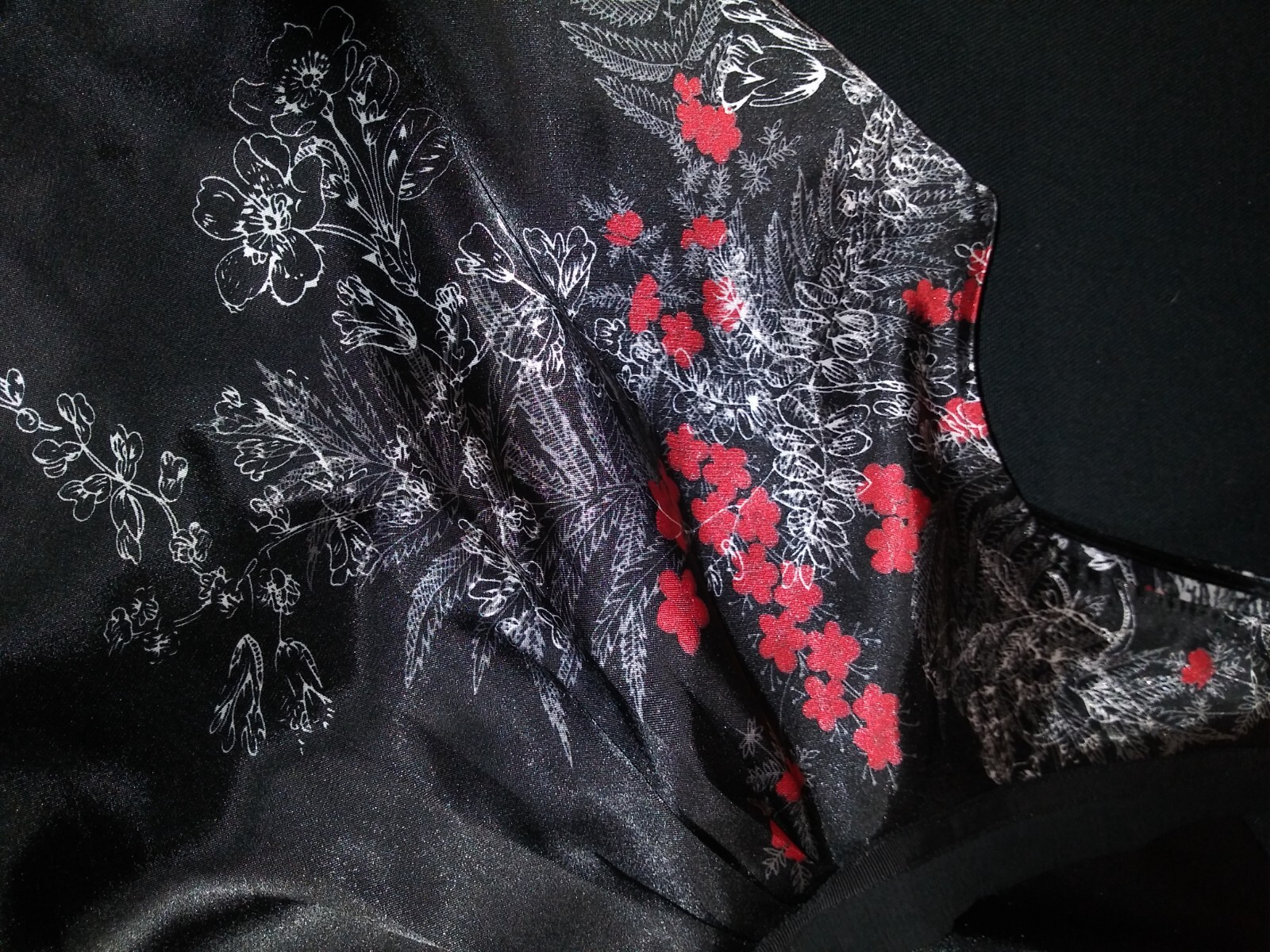 Vtg Satin Pleat Shiny Satin Soft Shiny Leaf NIGHTIE Nightgown Negligee Gown