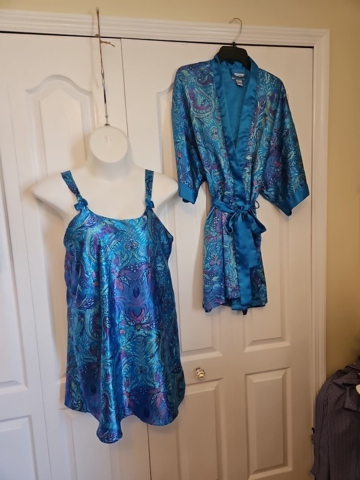 Vanity Fair Large Floral Nightgown Set Satin Gown Robe Nightie VTG Y2K