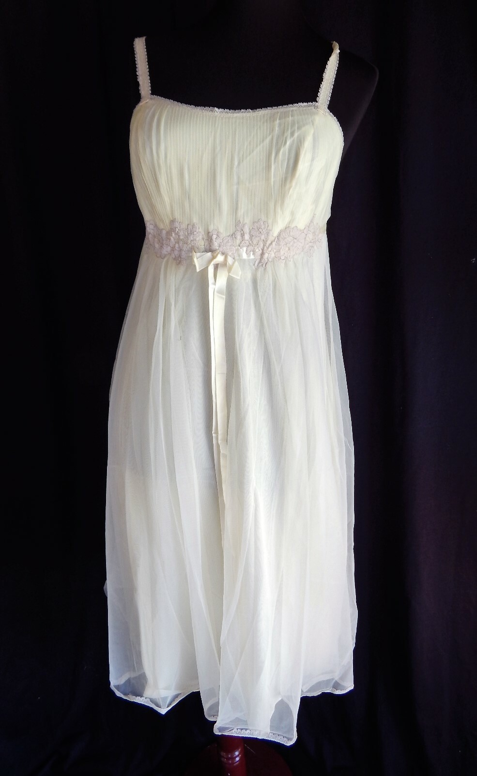 Yellow Vintage Van Raalte waltz gown, SZ 34, Nylon, empire waist/lace trim