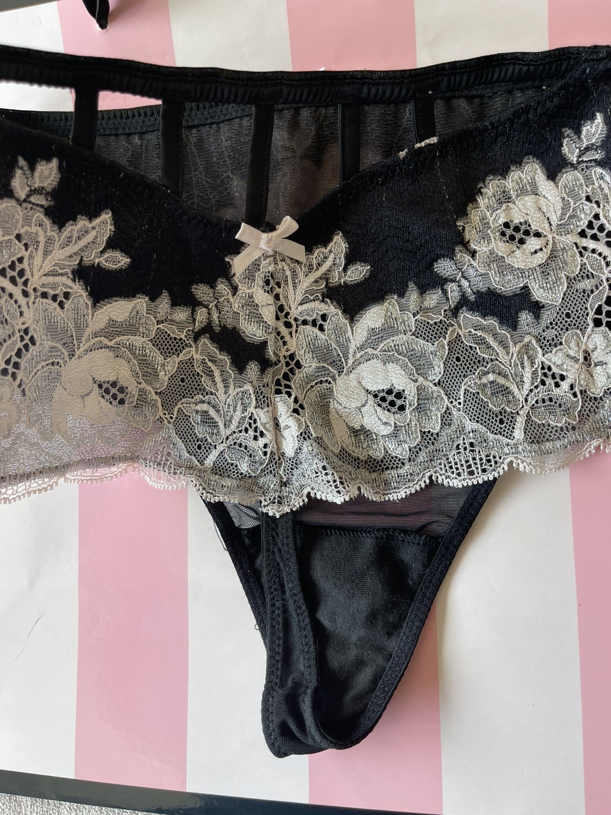 NWT VTG 2014 Victoria’s Secret Cheeky Thong, Floral Lace – Black/Cream Large