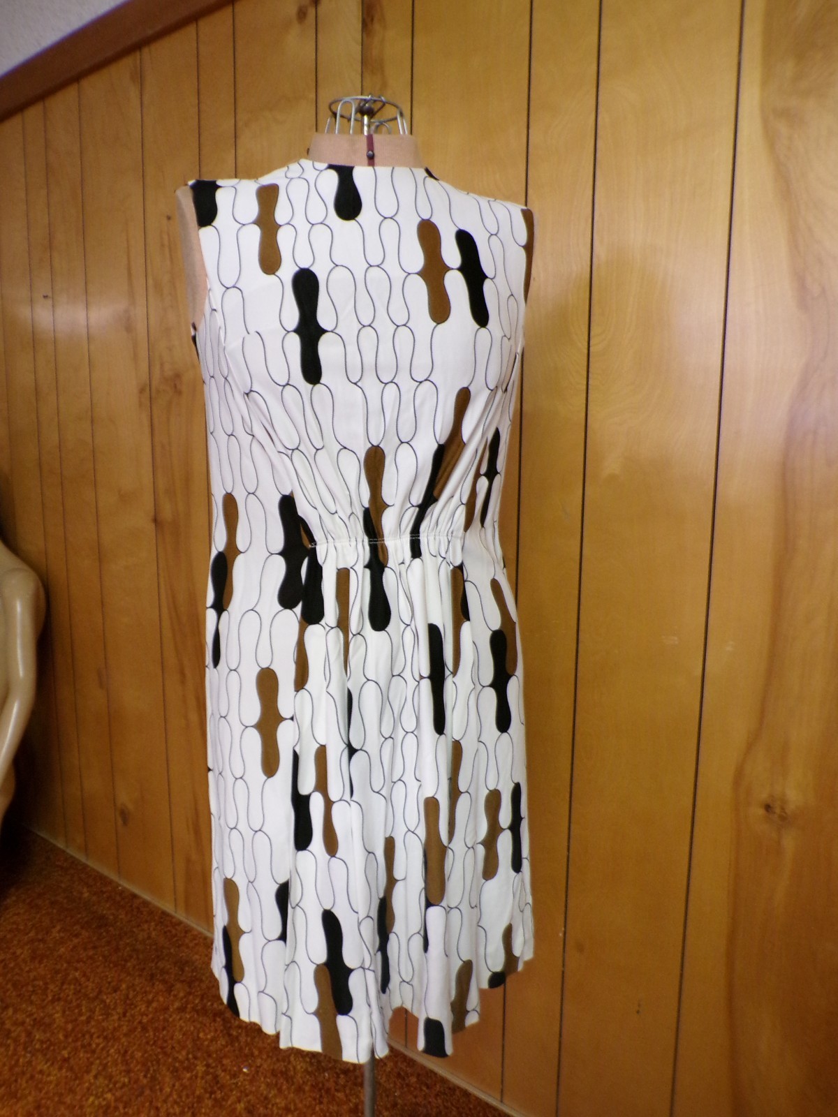 Vintage R&K White w/ Brown Black Geometric Polyester Dress Waist 31″