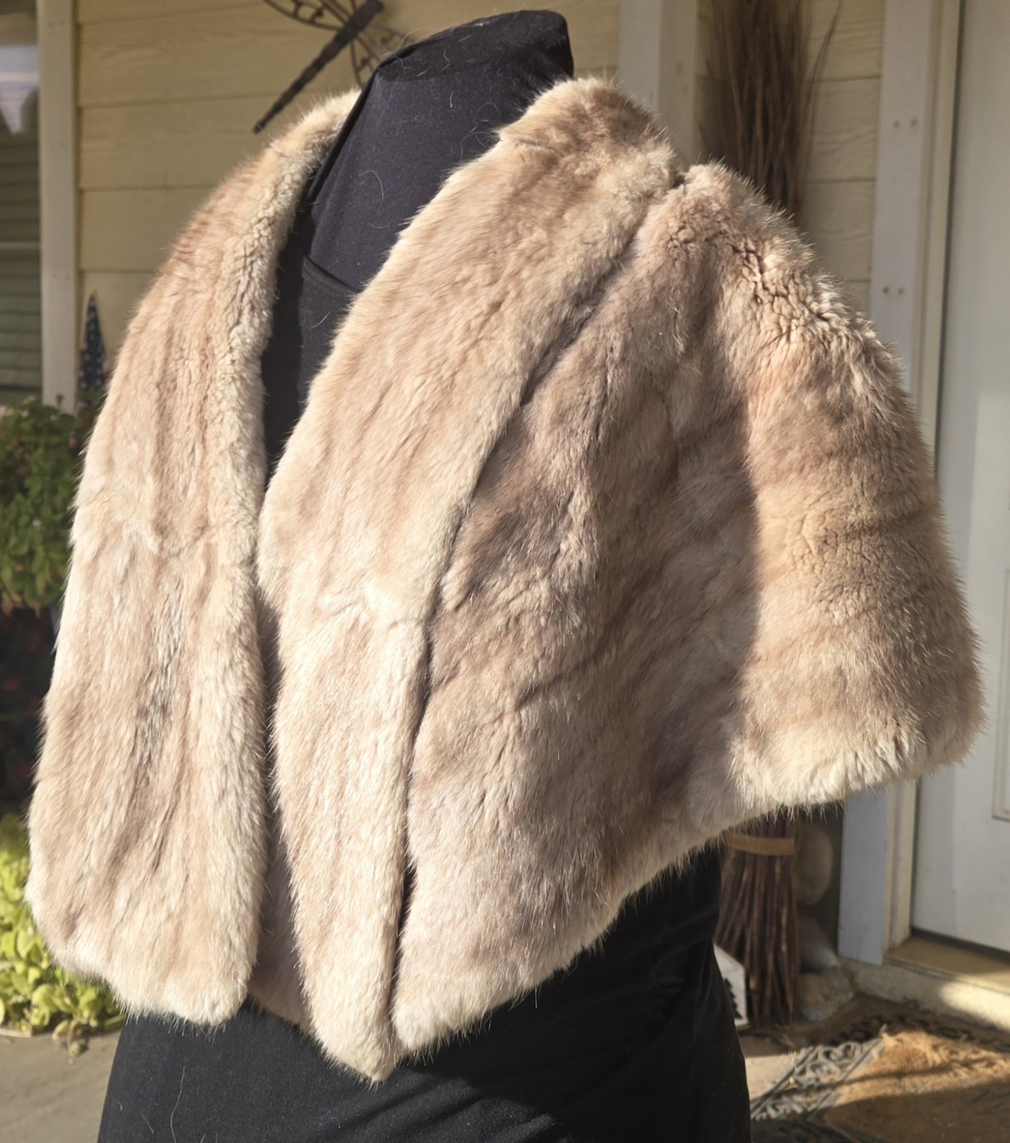 1950s BLONDE MINK FUR CAPELET w/POCKETS & SATIN LINING 21″ Shoulder 15″ Length