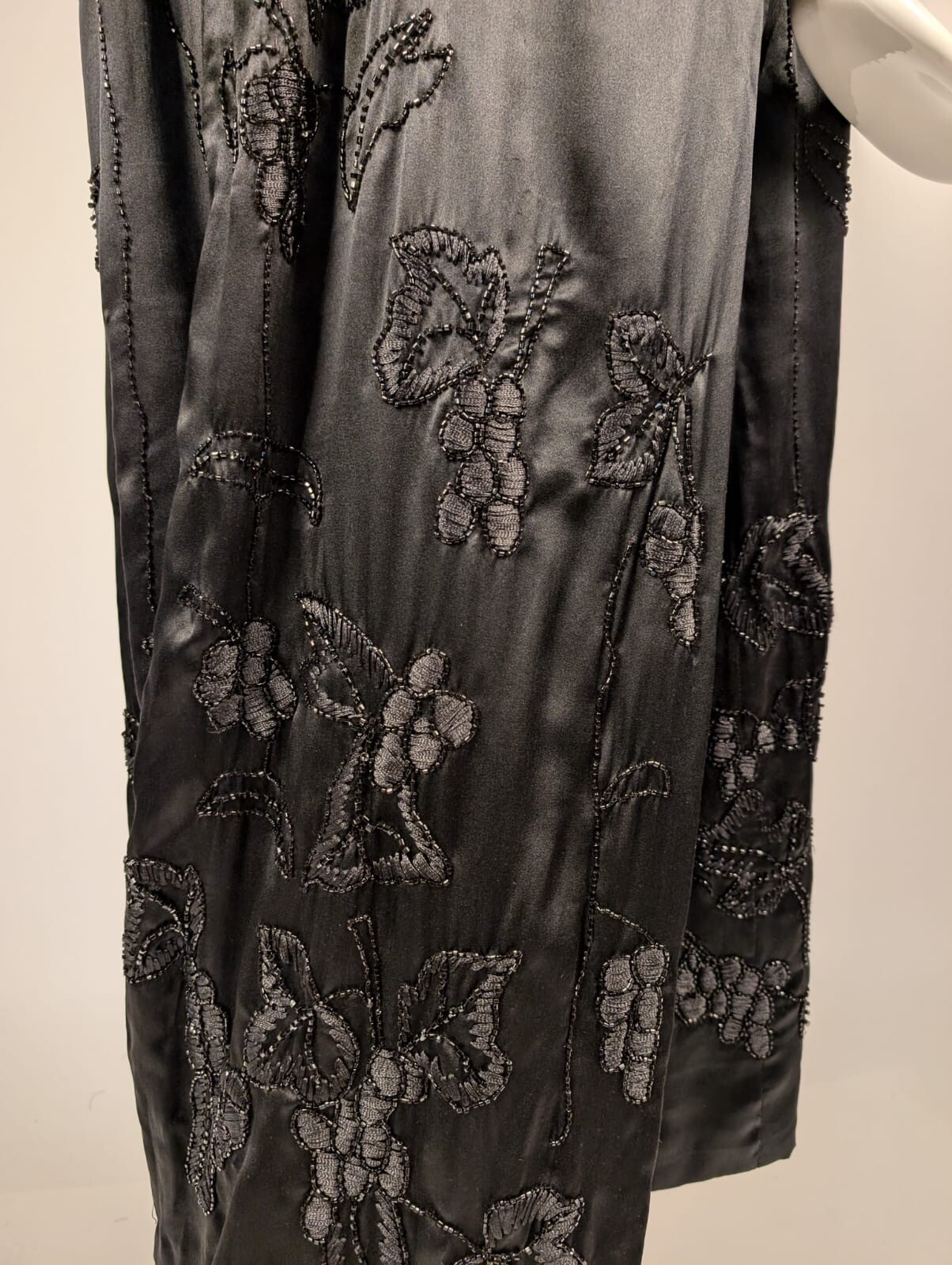 EDWARDIAN LATE TEENS SILK SATIN EVENING DRESS W GRAPE CLUSTER EMB + BEADING