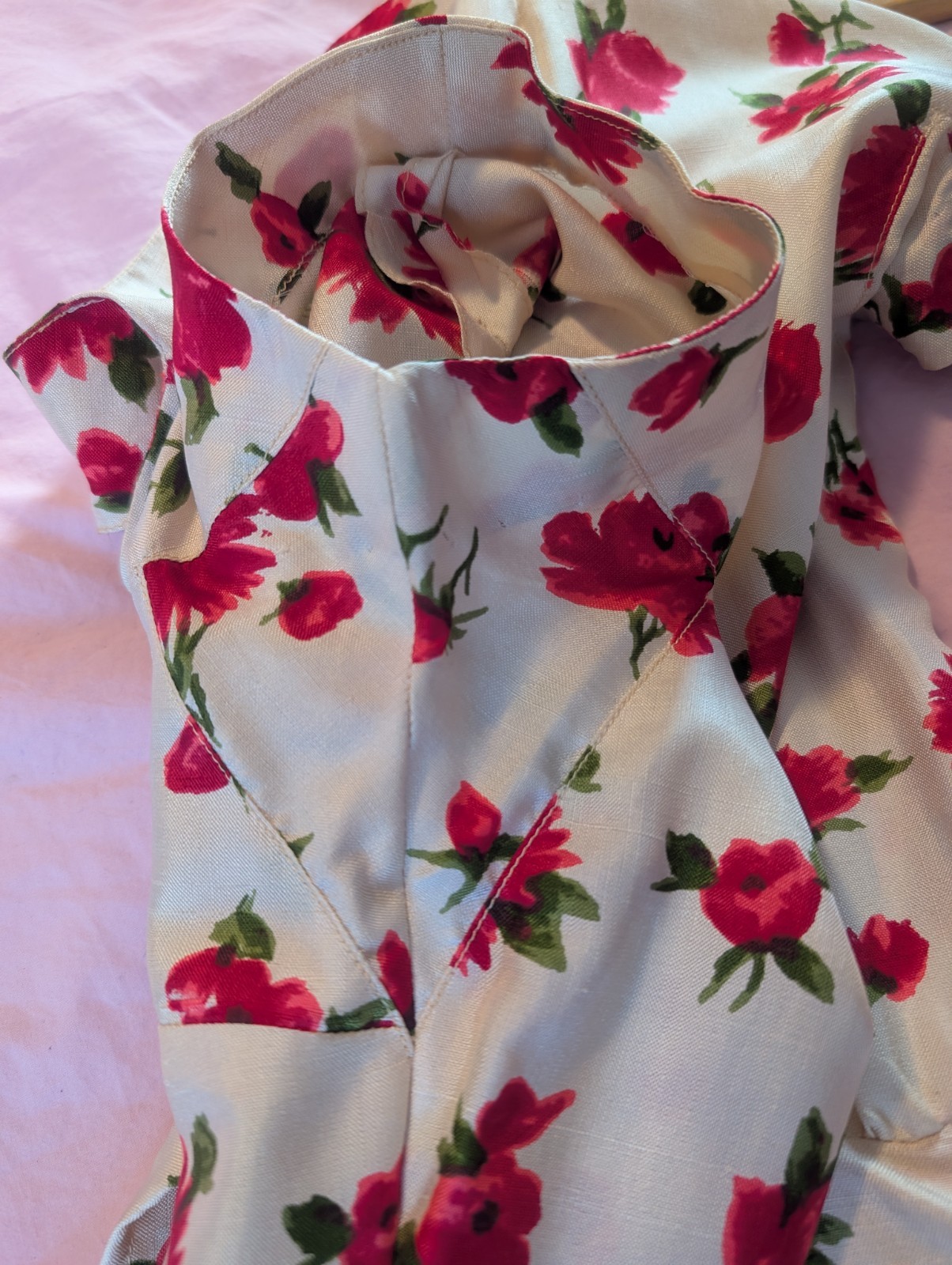 1950s 1960s Day Dress Red Floral Silky Fabric Covered Buttons Straight Skirt S/M