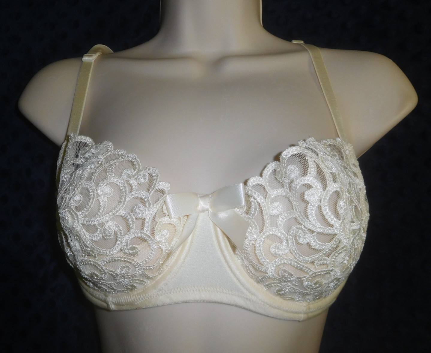 NWOT! VTG Victoria’s Secret Ivory Embroidered Lace Unlined Balconette Bra 36C