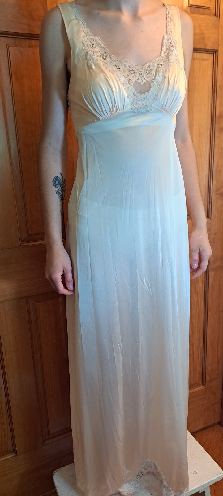 Vtg Vanity Fair Long Nightgown V Neck Buttercream Beige Sml 32 V Neck