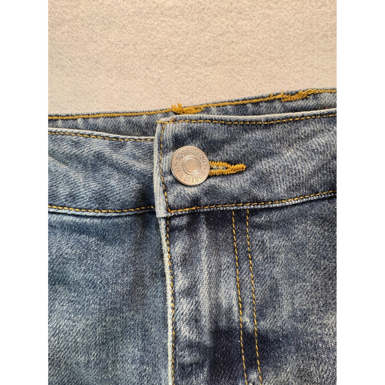 Forever 21 Denim Mini Skirt Women’s Medium Distressed Raw Hem Blue Pockets