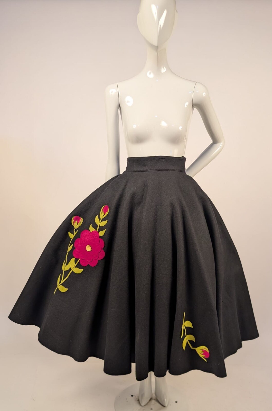 VINTAGE 1950’S FELT CIRCLE SKIRT W FLORAL APPIQUE DETAIL
