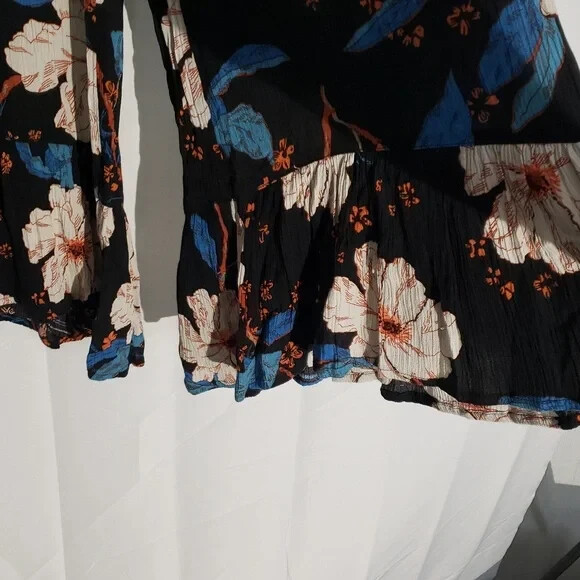 Vintage 90’s Billabong Floral Print Women’s Culottes Black and Blue Size 8 pants
