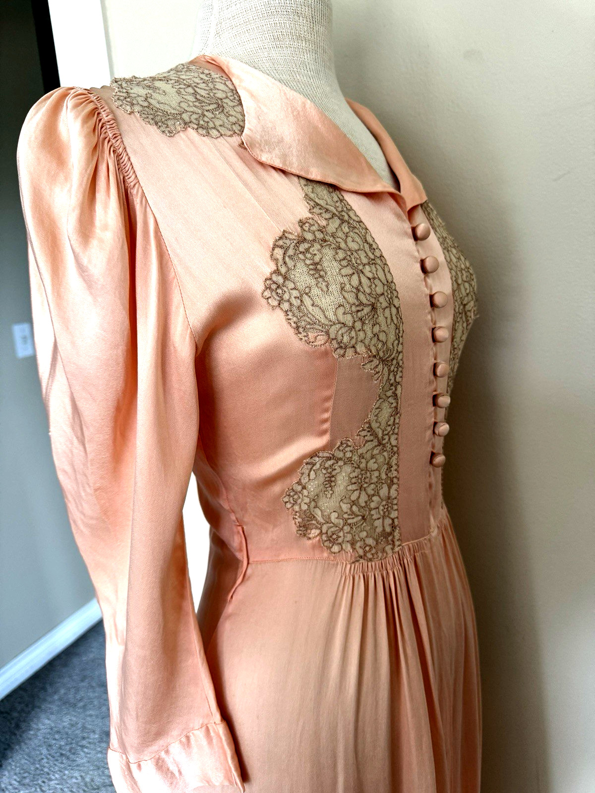 1930s FAMOUS-BARR Peachy Pink SILK NEGLIGEE Boudoir Robe Peignoir S Lace Trim