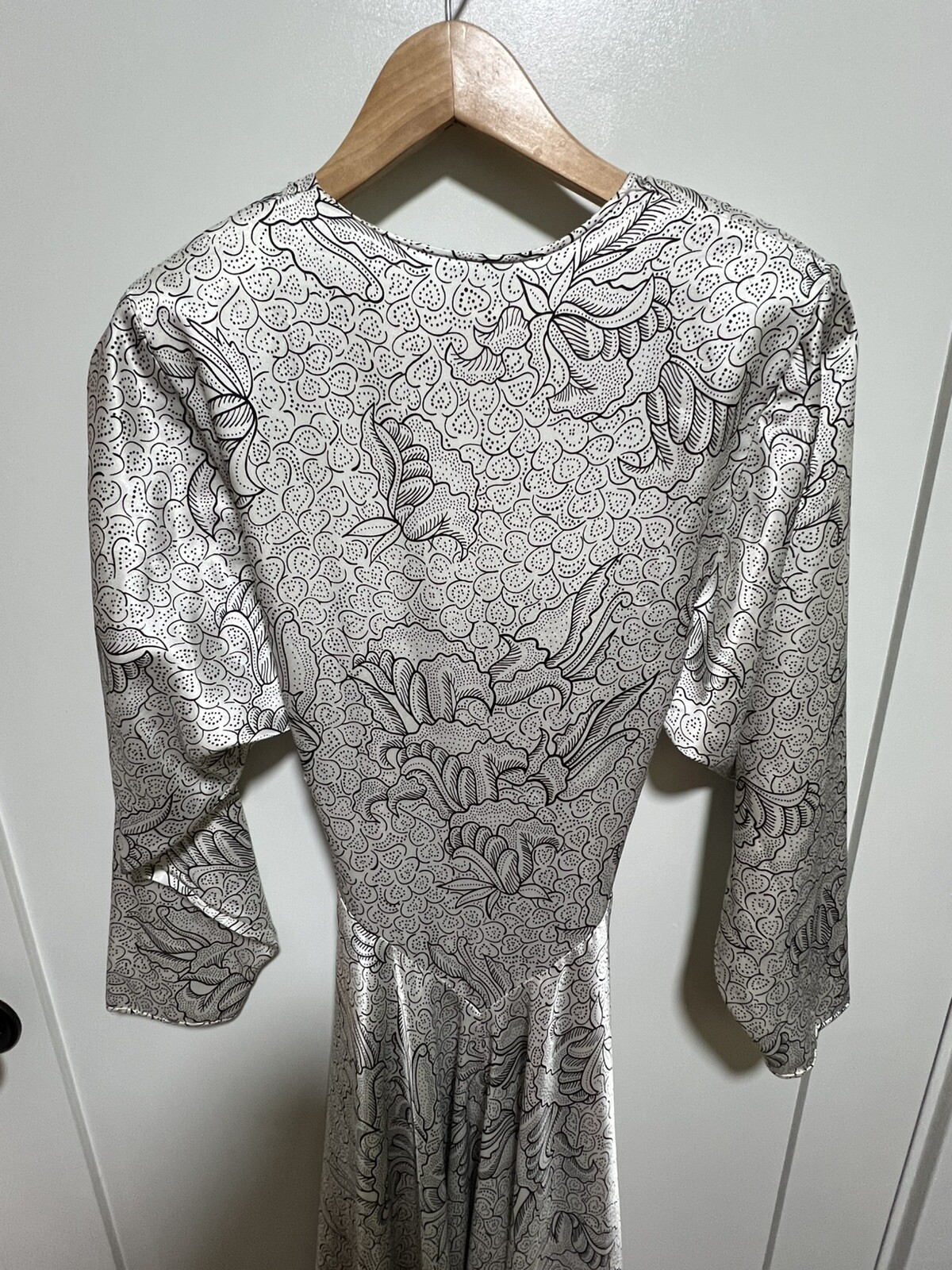 NATORI Empress Robe Size S Black White Satin With Tie /Vintage