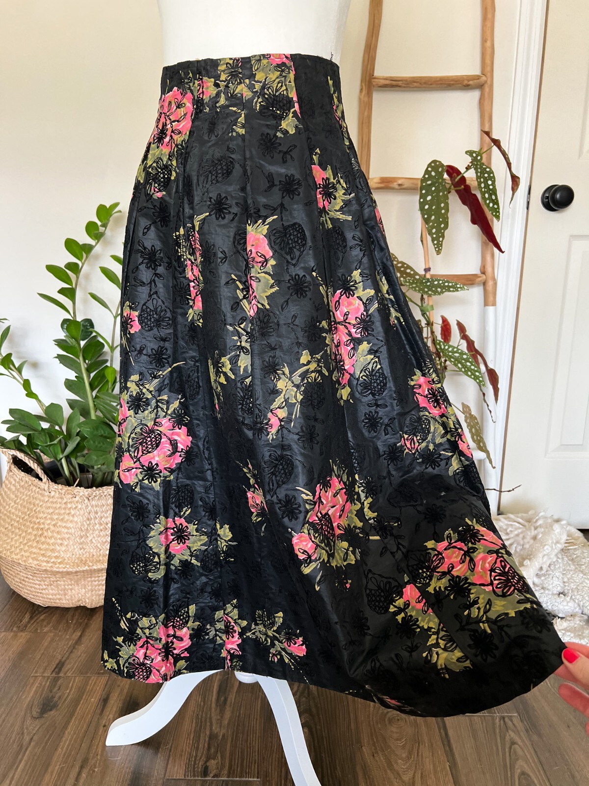 Stunning Vintage 1950s Black and Pink Floral Taffeta Skirt 24″ Waist