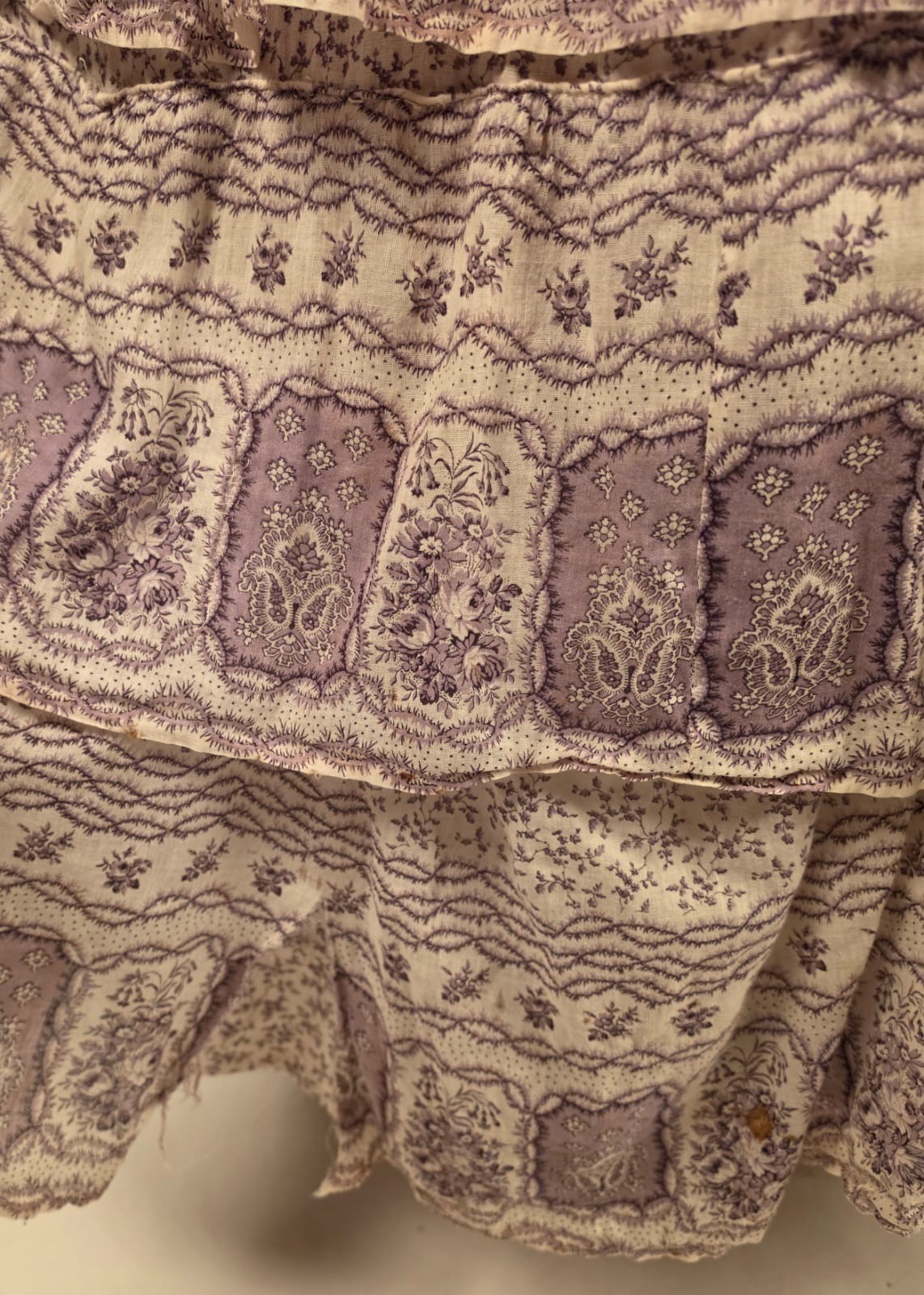 ROMANTIC 1850’S PRINT MUSLIN DRESS W TRIPLE FLOUNCE FULL VOLUME SKIRT