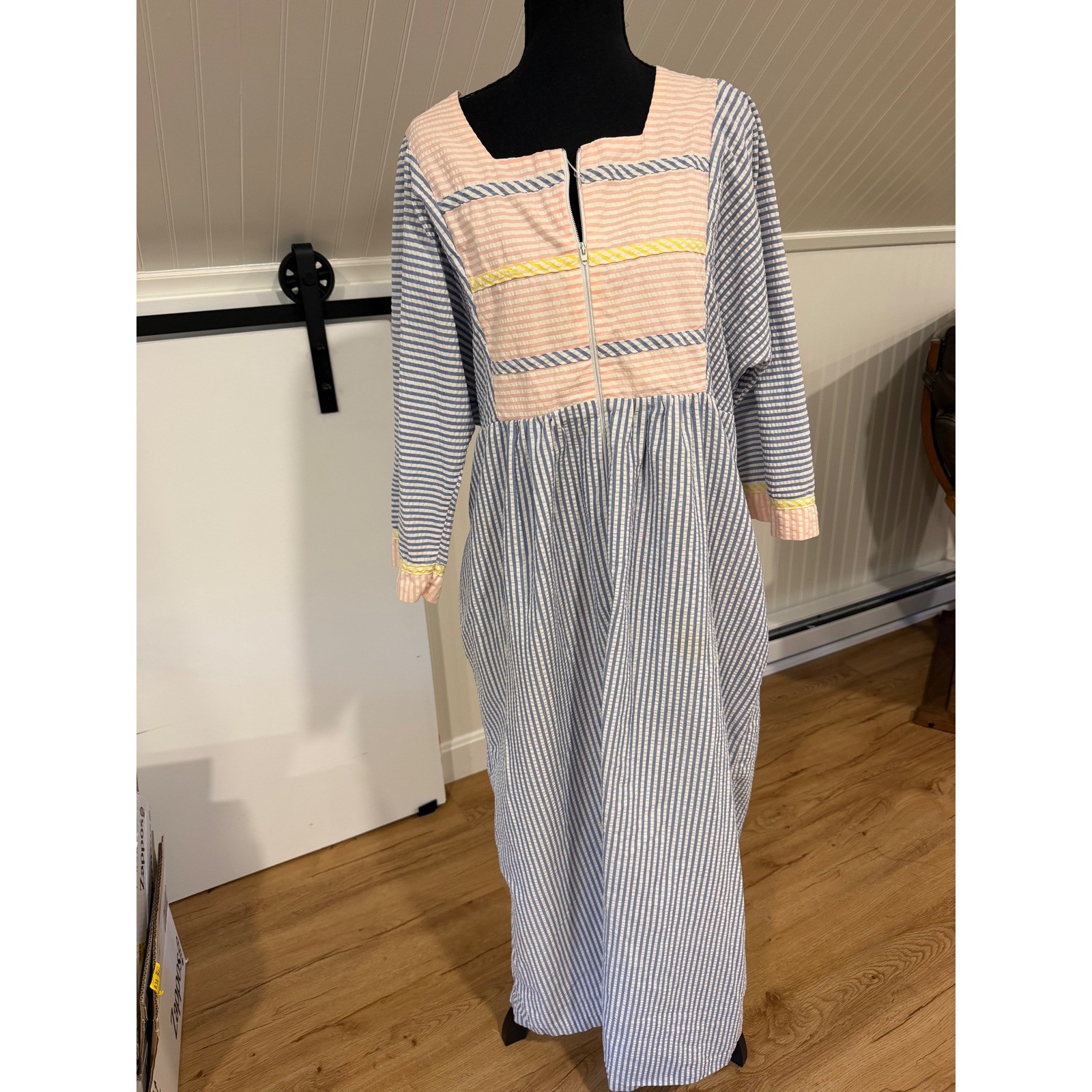 Vintage Saybury Seersucker House Dress Blue Pink Striped Maxi Muumuu Zip Front
