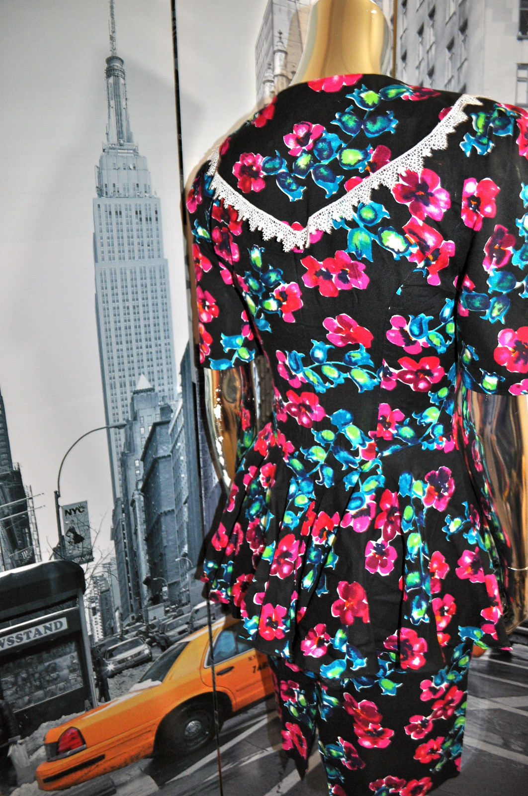 VINTAGE 80’S BOLD SHOULDERS BRIGHT MULTI FLORAL PEPLUM DRESS SIZE 3/4