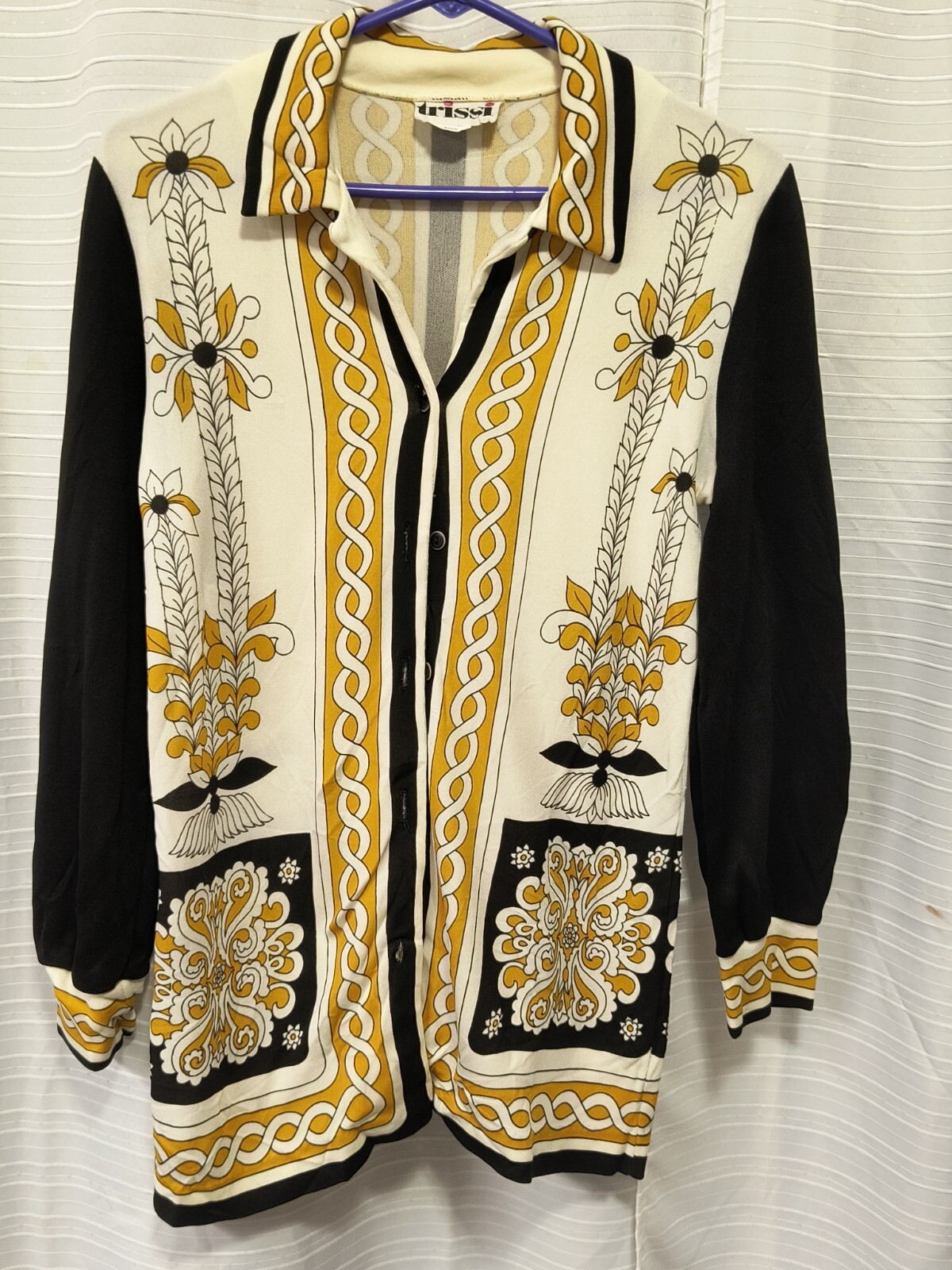 Vintage 1960’s Trissi Long Sleeved Collared Womens Button Up Shirt