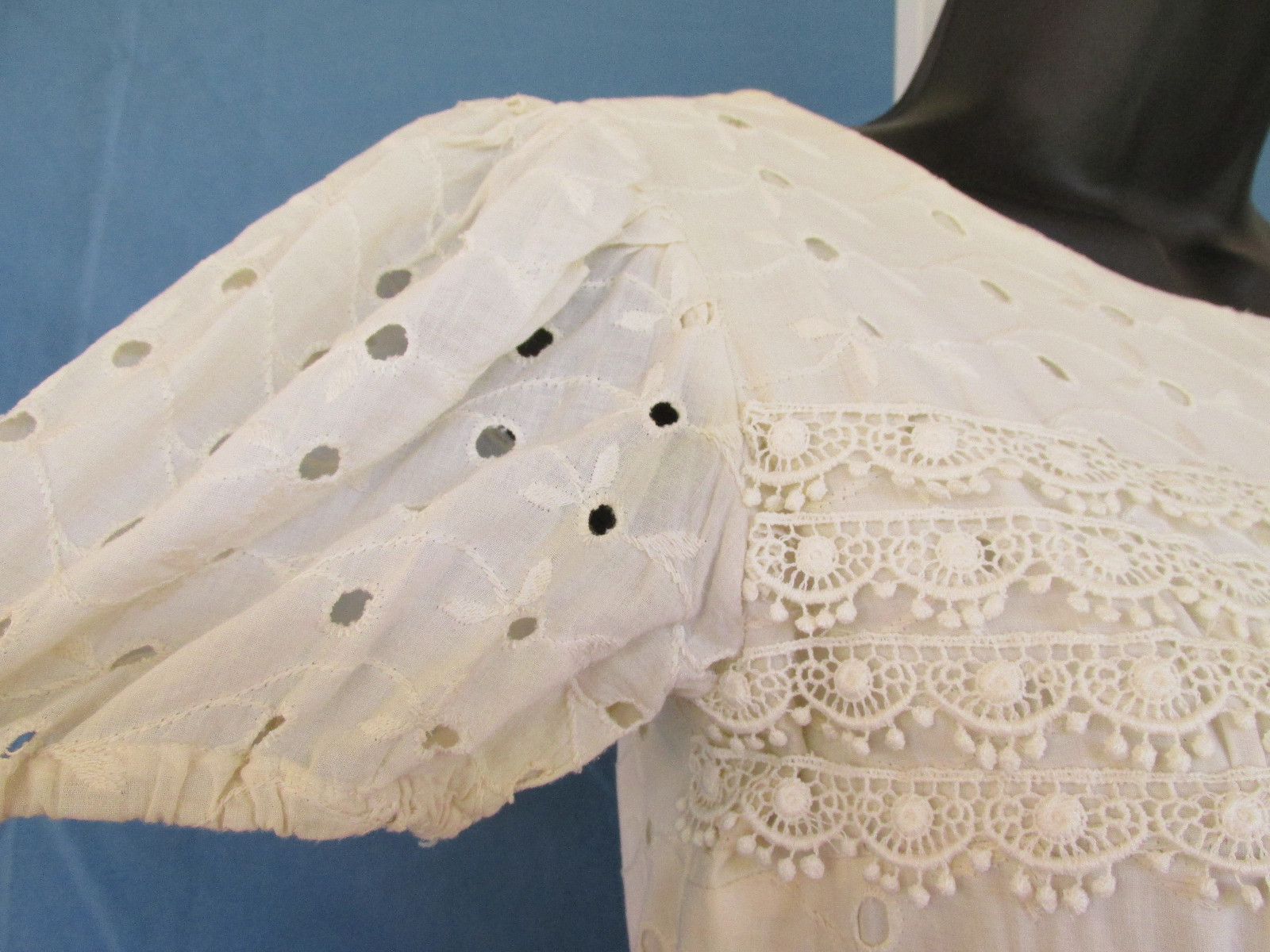 VINTAGE 1950s 60s YOUNG VIEWPOINT DRESS CREAM RED VELVET LACE EMBROIDERY CUTOUTS