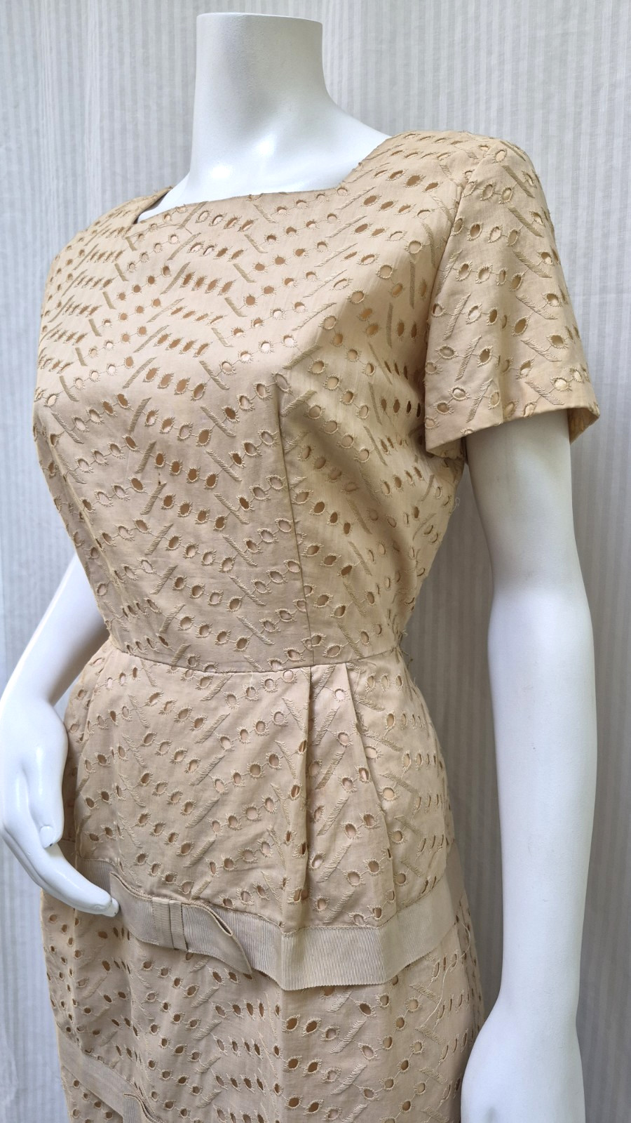 Vintage 1950s Eyelet Embroidered Dress with Grossgrain Ribbon Trim – Size M