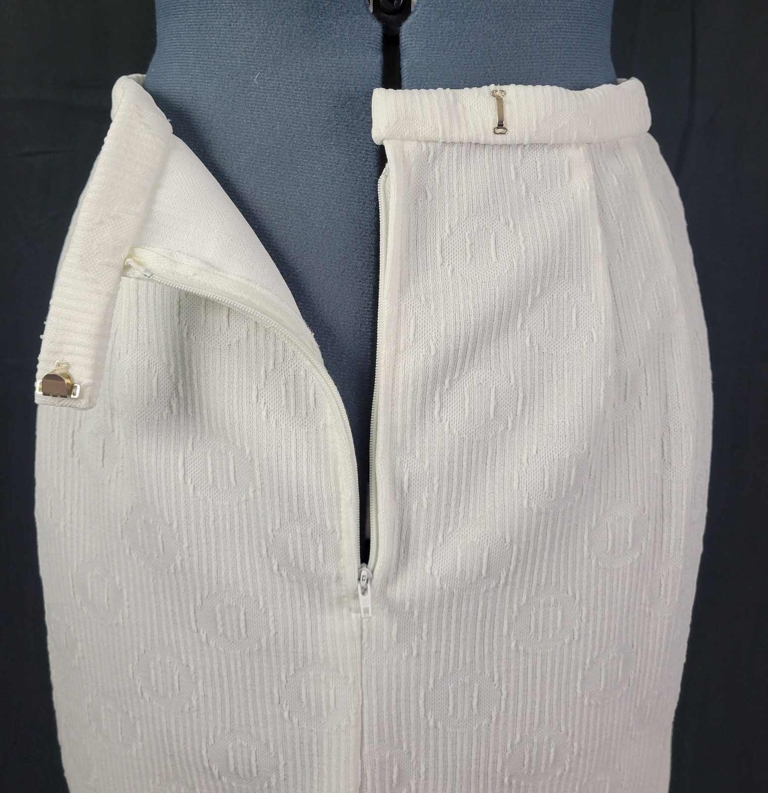 Vtg Handmade Creamy White Fitted Skirt w Textured „O” Pattern Size M? 30″ Waist
