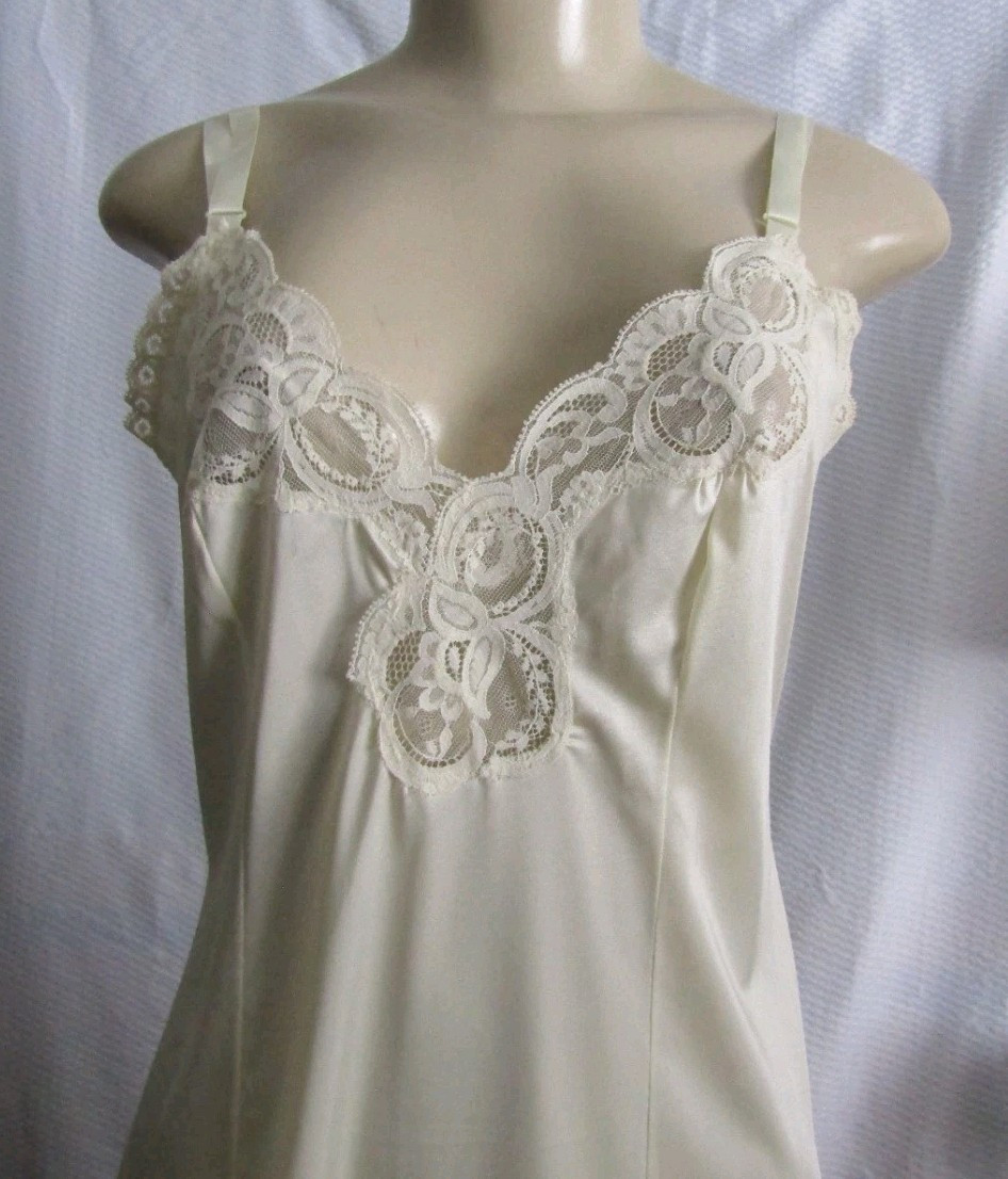 VINTAGE LORRAINE ANTRON III NYLON BEIGE FULL SLIP 32 L LACE TOP AND HEM LINGERIE