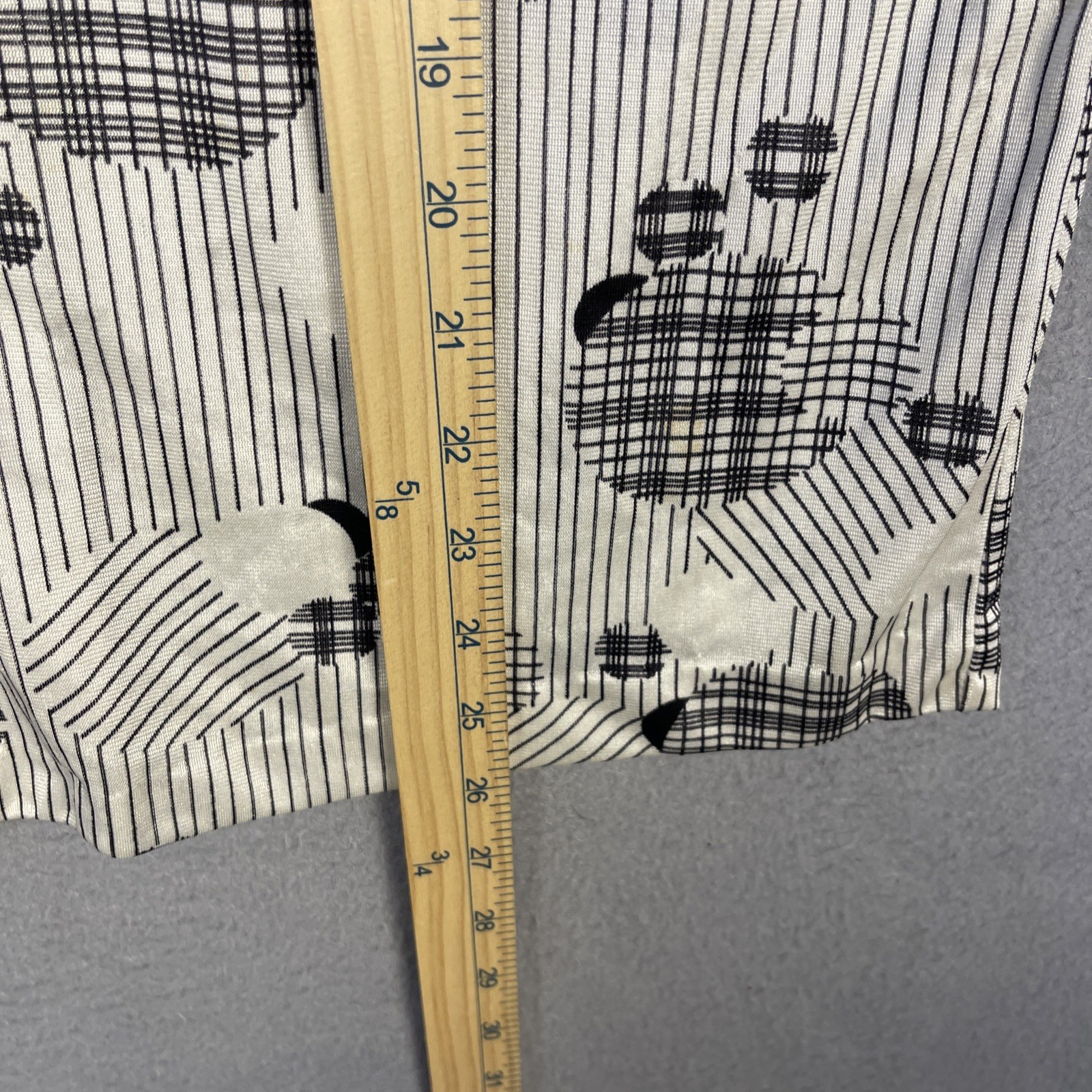 VTG 80s Button Up Top Sz M Black White Abstract Pattern Dagger Collar Silky