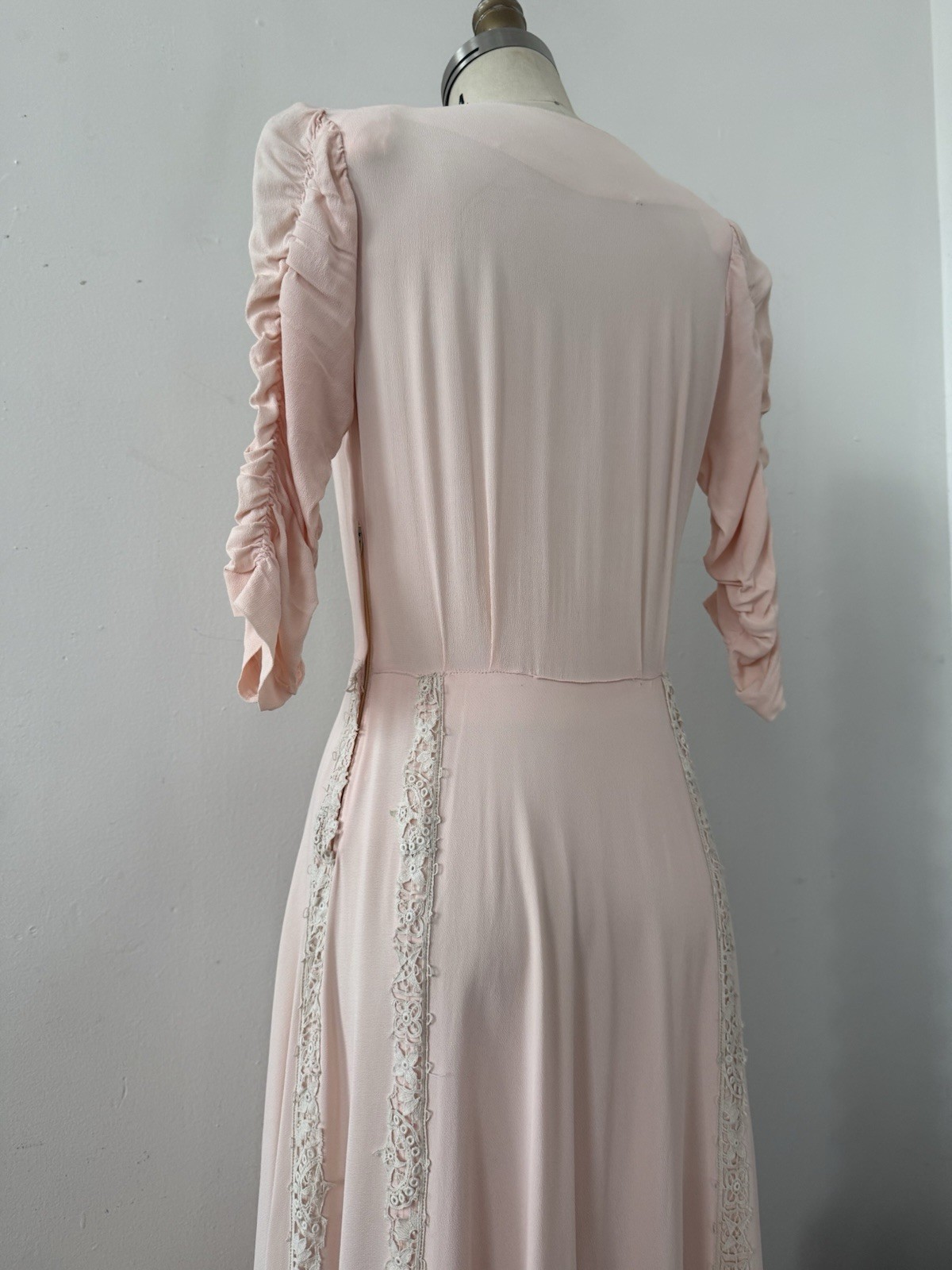 Stunning 1940s Pink Crepe/Crocheted Lace Gown Wide Sweep Skirt XS S