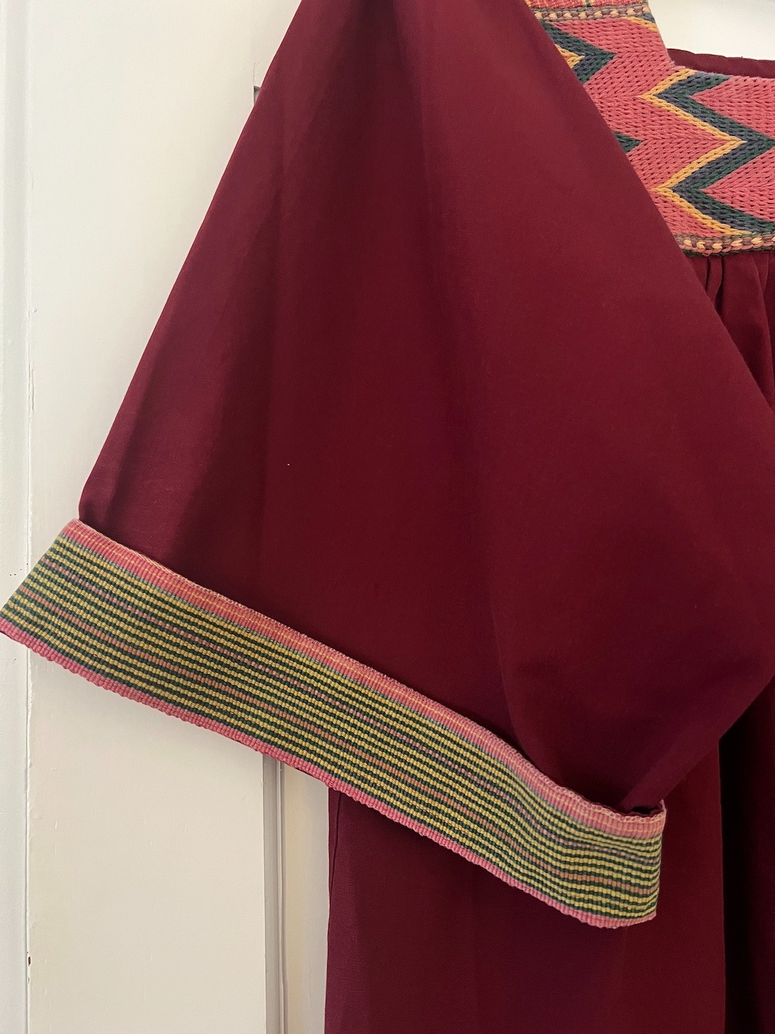 Vintage „Fashioned by Astrid Originals” 1-2X burgundy wine embroidered tent dres
