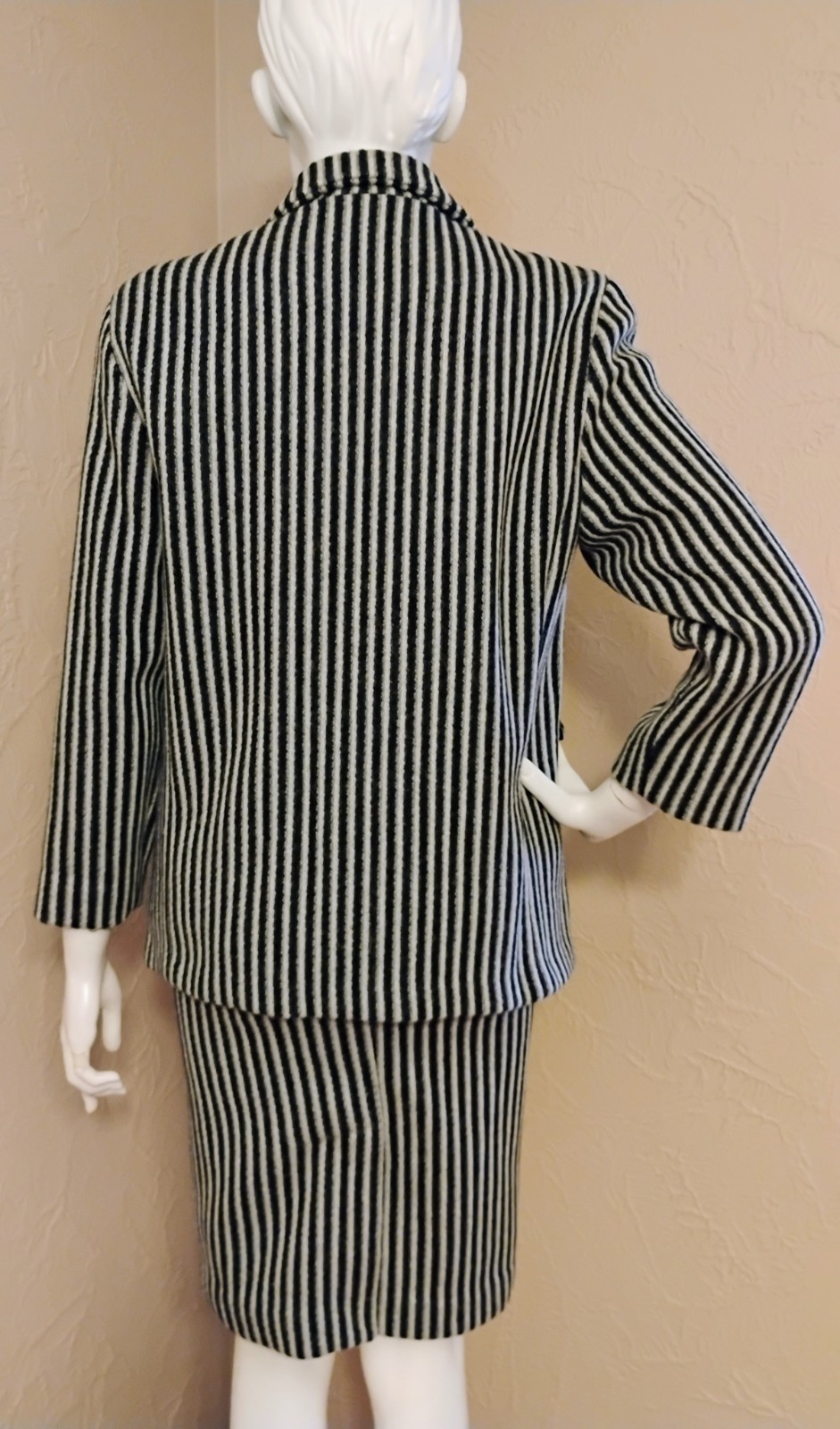 VTG 1980’s South Korean „Jayeonhee” Black & White Striped Wool Skirt Suit