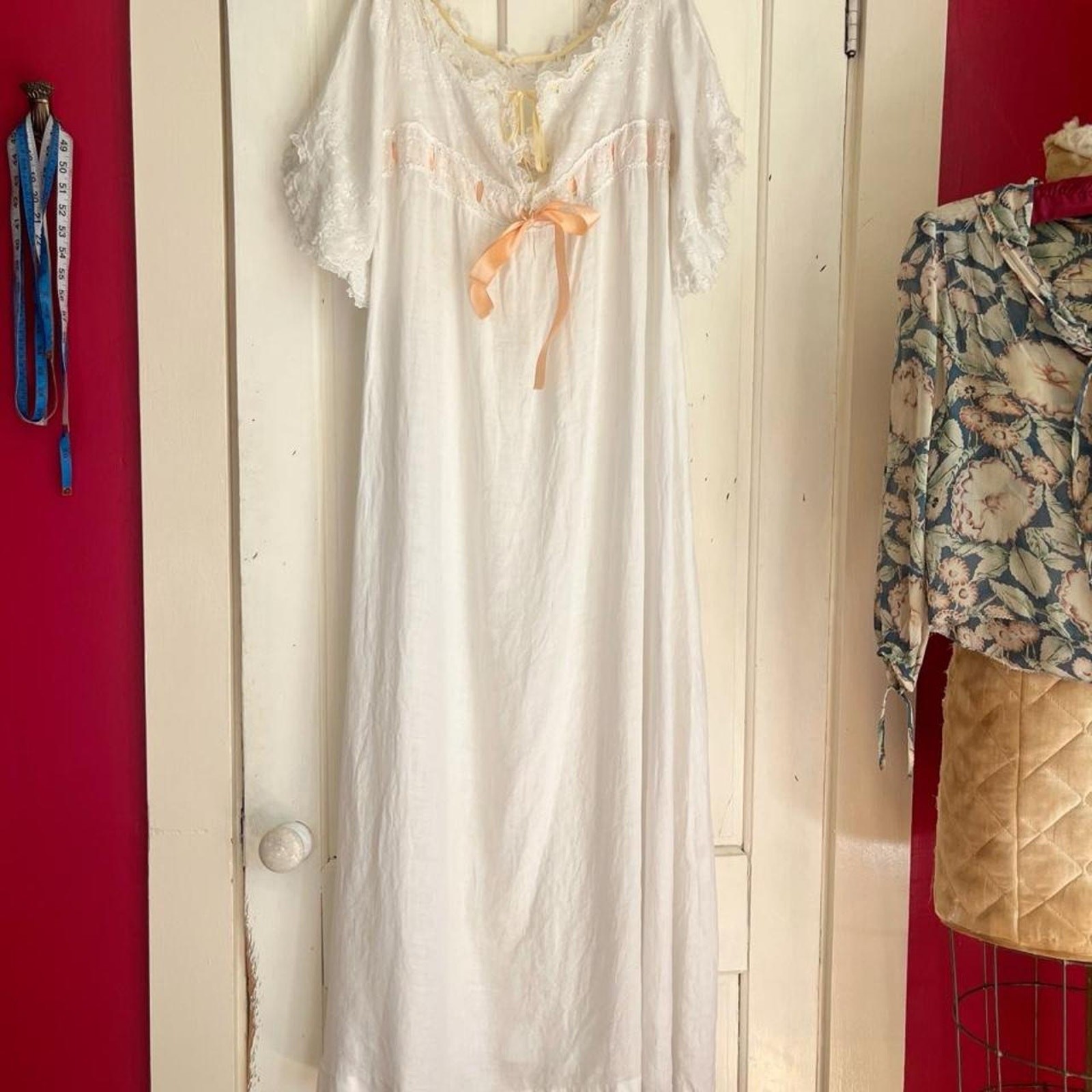 Antique Victorian French Linen Floral Embroidery Lace Ribbon „M” Nightgown XS/S