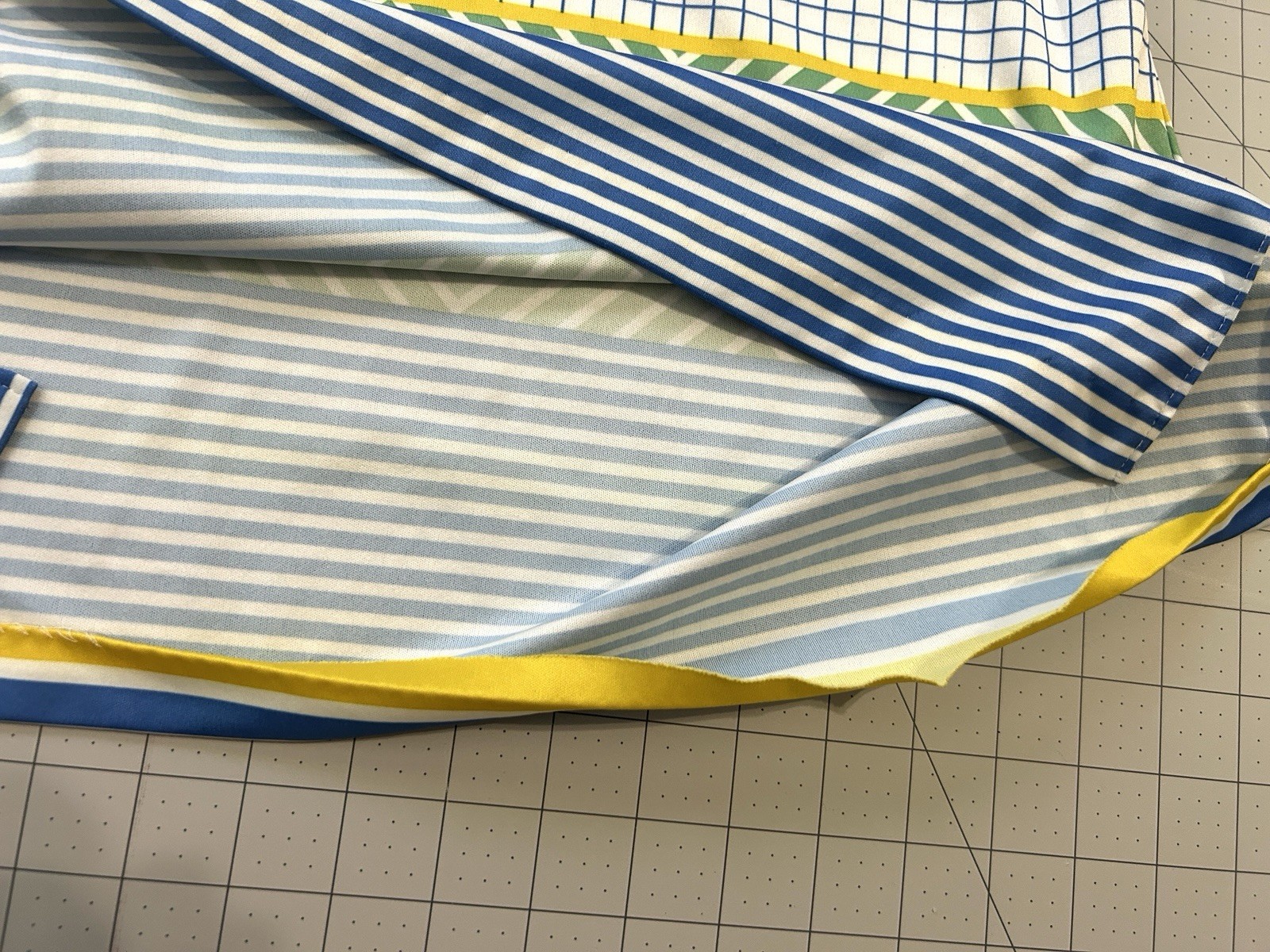 80s VINTAGE S/M – Ship’n Shore Striped Blouse Short Sleeve Apron Tie