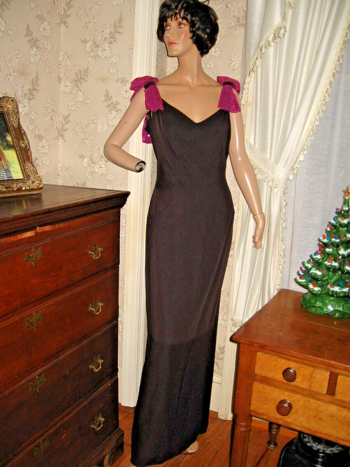 VTG BLACK CREPE RAYON ACETATE EVENING GOWN FROM NADIN-FUSCHIA SEQUINS – 17-18