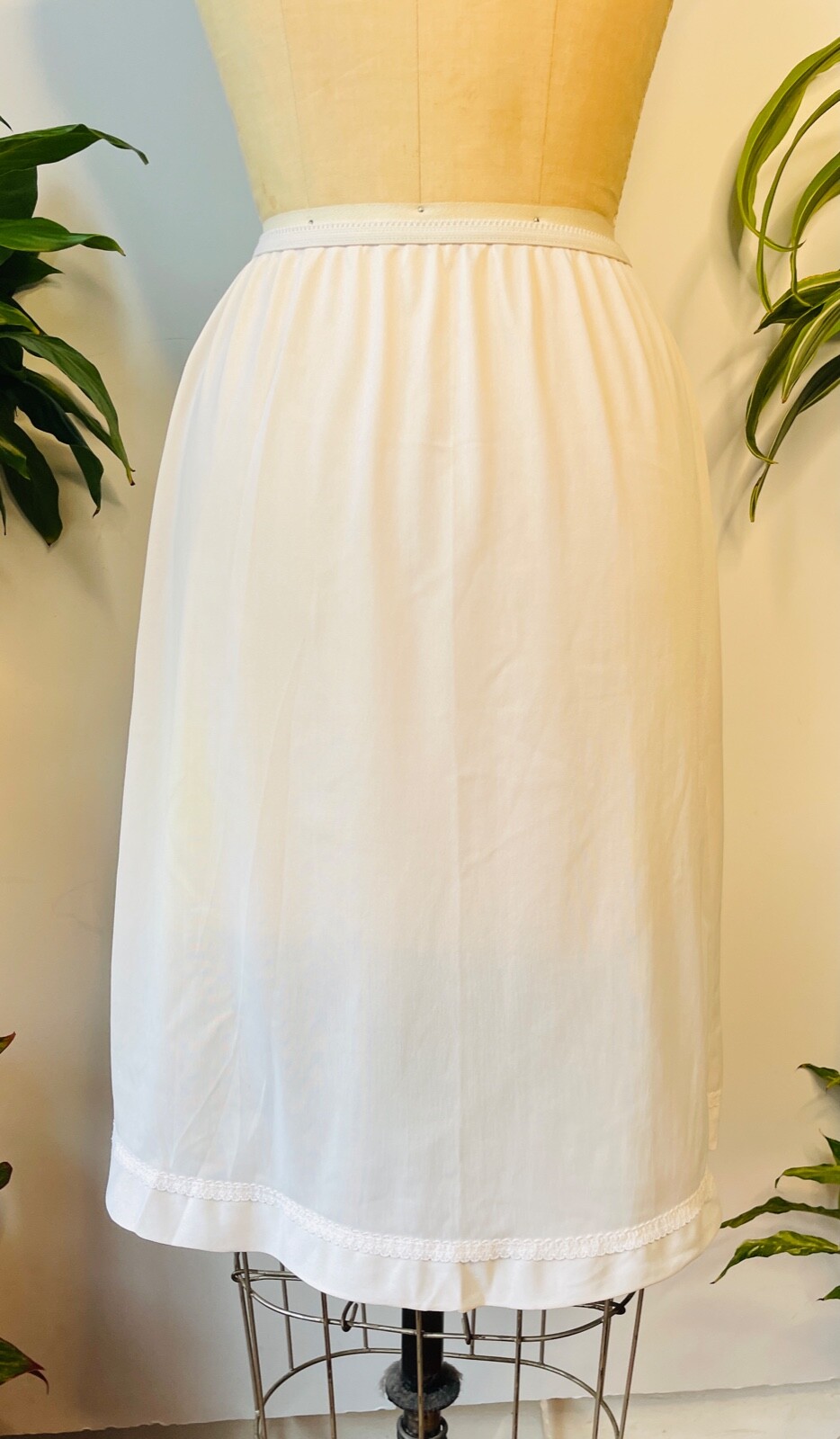 VTG LORRAINE*SOFT WHITE NYLON HALF SLIP SISSY *TALL MEDIUM