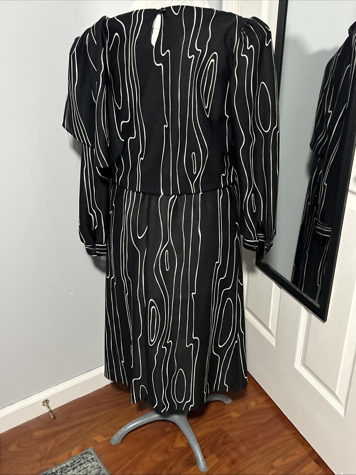 VINTAGE TJUNIORS FABULOUS BLACK WHITE DRESS ABSTRACT 8/10