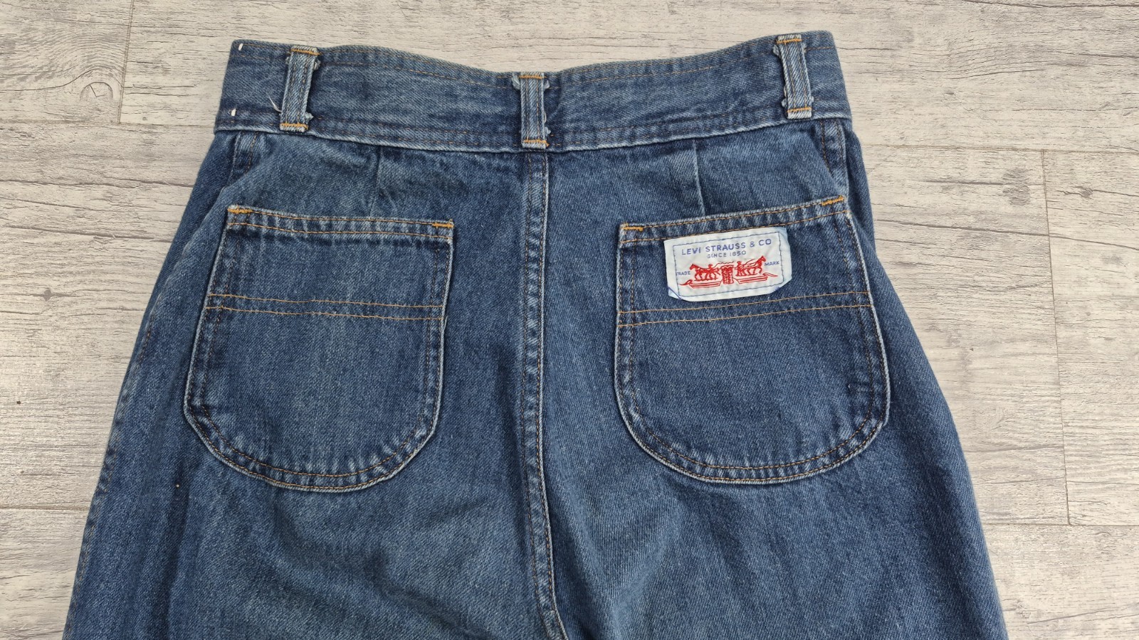 Vintage Women’s LEVI’s Wide Leg Round Pocket Talon 42 Zipper Fly – 28W x 31L