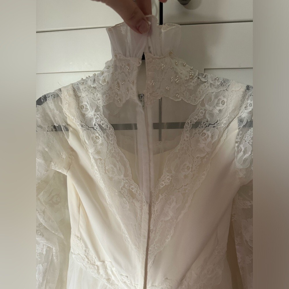 Vintage IGLWU Wedding gown size 6 lace ruffles waterfall beads train